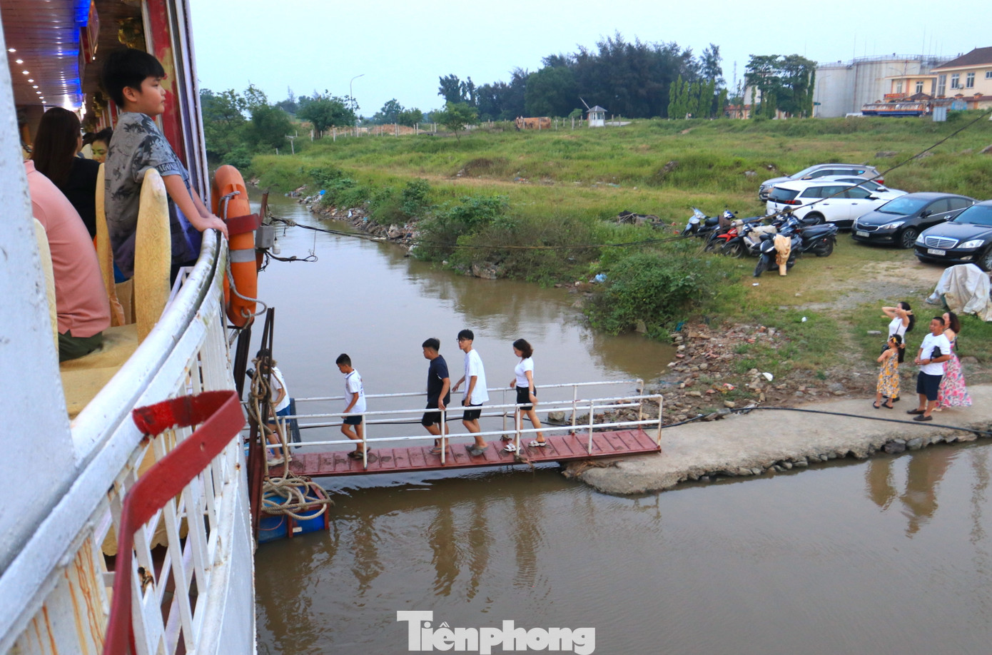 Những ngày dịp lễ 30/4-1/5, rất đông du khách thập phương đã về với bến Giang Đình để hòa mình cùng phong cảnh sông nước hữu tình, thăm những di tích lịch sử.