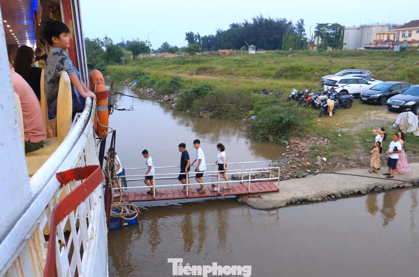 Những ngày dịp lễ 30/4-1/5, rất đông du khách thập phương đã về với bến Giang Đình để hòa mình cùng phong cảnh sông nước hữu tình, thăm những di tích lịch sử. Những ngày dịp lễ 30/4-1/5, rất đông du khách thập phương đã về với bến Giang Đình để hòa mình cùng phong cảnh sông nước hữu tình, thăm những di tích lịch sử.