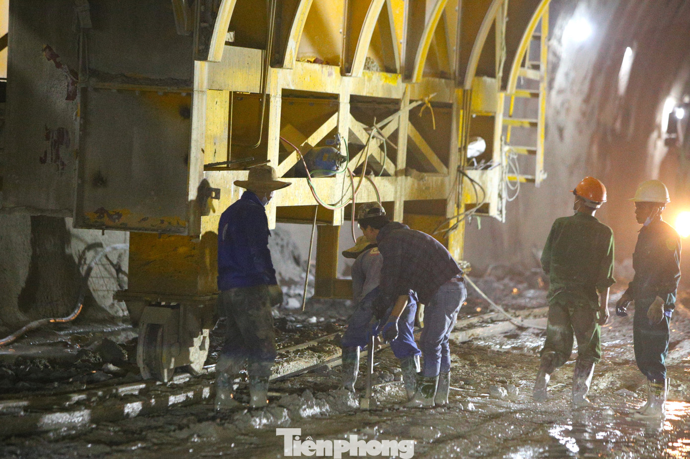 Từng tốp công nhân làm việc 3 ca, 4 kíp để kịp tiến độ đề ra. Từng tốp công nhân làm việc 3 ca, 4 kíp để kịp tiến độ đề ra.