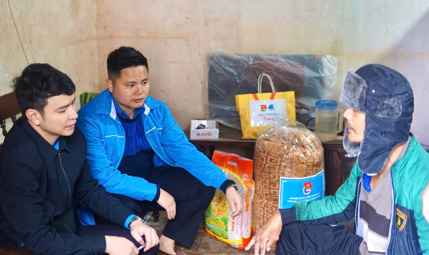 Ban Thường vụ Thị Đoàn Thái Hòa tổ chức tặng quà cho hộ gia đình khó khăn tại xóm Hưng Lập, xã Nghĩa Tiến.