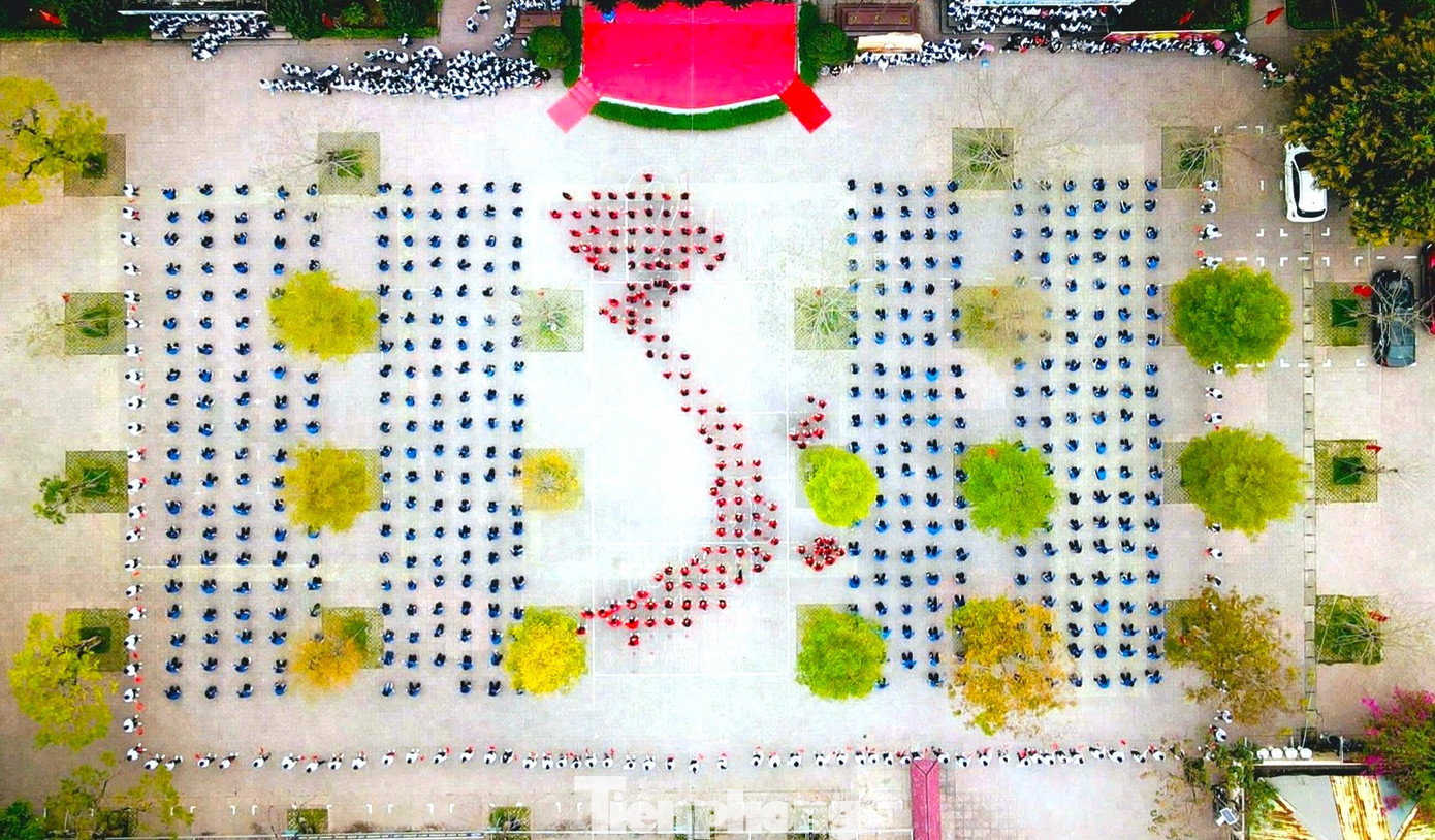 Hàng trăm đoàn viên thanh niên trường THPT Quỳnh Lưu 1 xếp hình bản đồ Tổ quốc và ngày thành lập Đoàn 26/3.