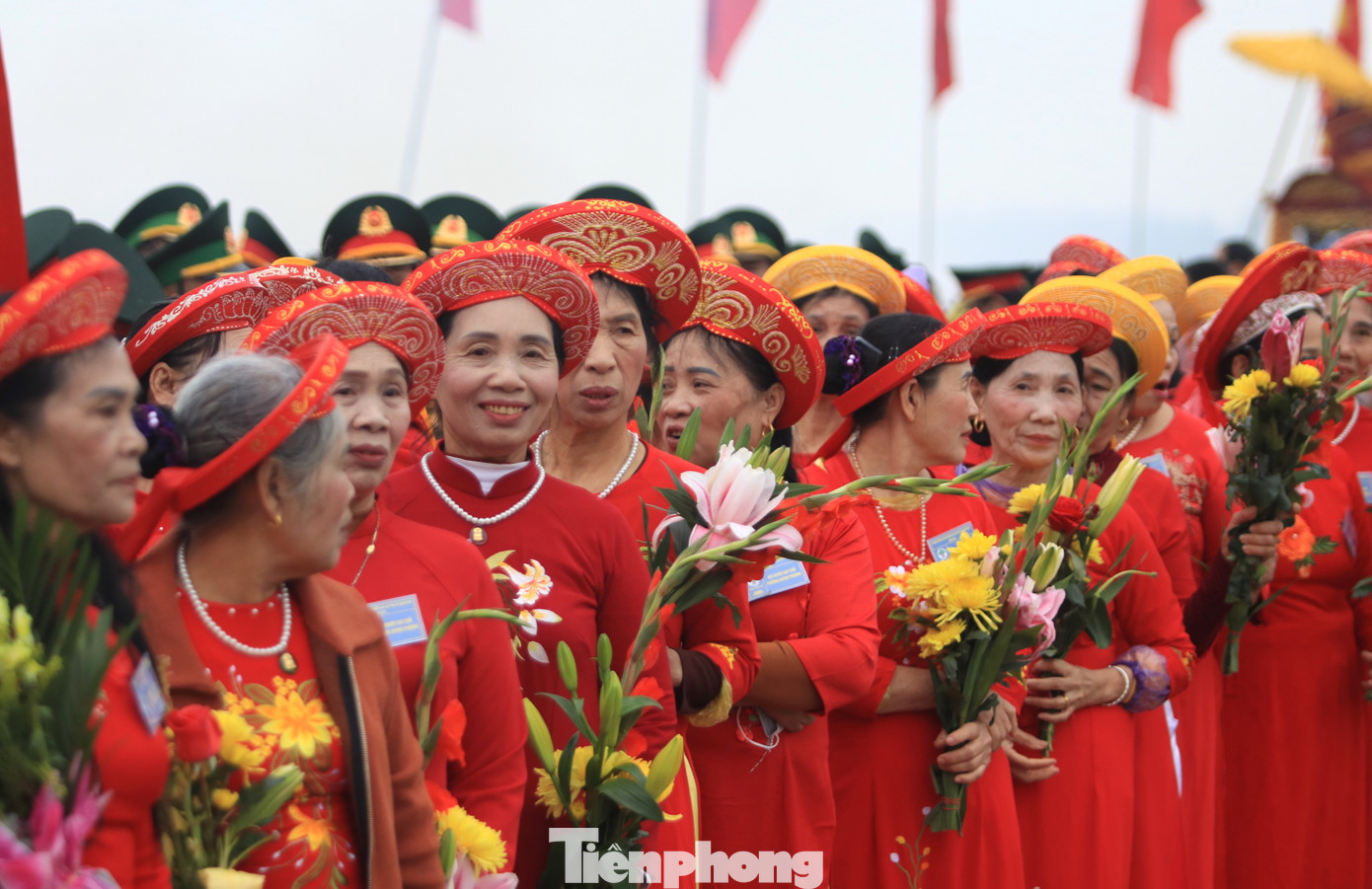 Ngoài Đội Nữ quan, tham gia đoàn rước còn có nhiều đội hình như: Đội sanh tiền, Đội cầm cờ Tổ quốc, cờ hội, Đội trống, Đội kiệu hương án, Đội nghi lễ, Đoàn đại biểu, Đội hình 4 kiệu (Giáp Tứ, Giáp Tam, Giáp Nhị, Giáp Nhất), các bản hội, voi- ngựa cùng các tổ chức chính trị xã hội, đoàn hội, đoàn viên thanh niên thị xã Hoàng Mai tham gia.