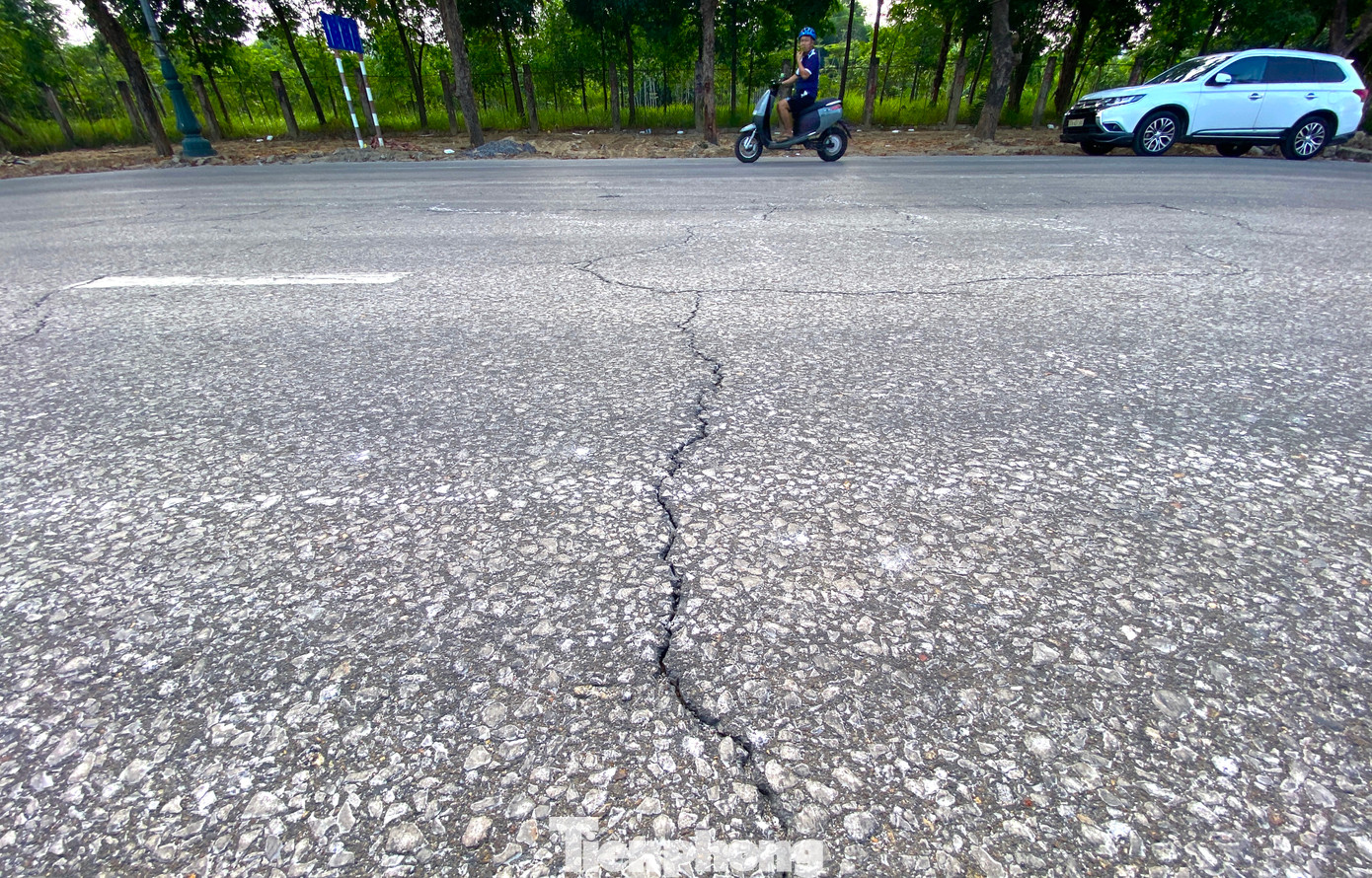 Nhiều đoạn mặt đường đã bị nứt nẻ, xuống cấp nhưng vẫn chưa được thi công.