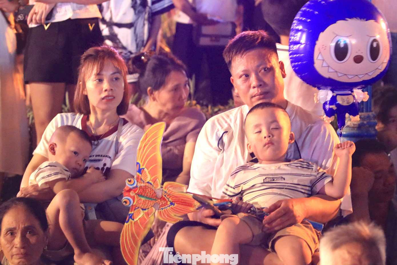 Nhiều em nhỏ theo bố mẹ đi xem chương trình khai trương du lịch biển Cửa Lò.