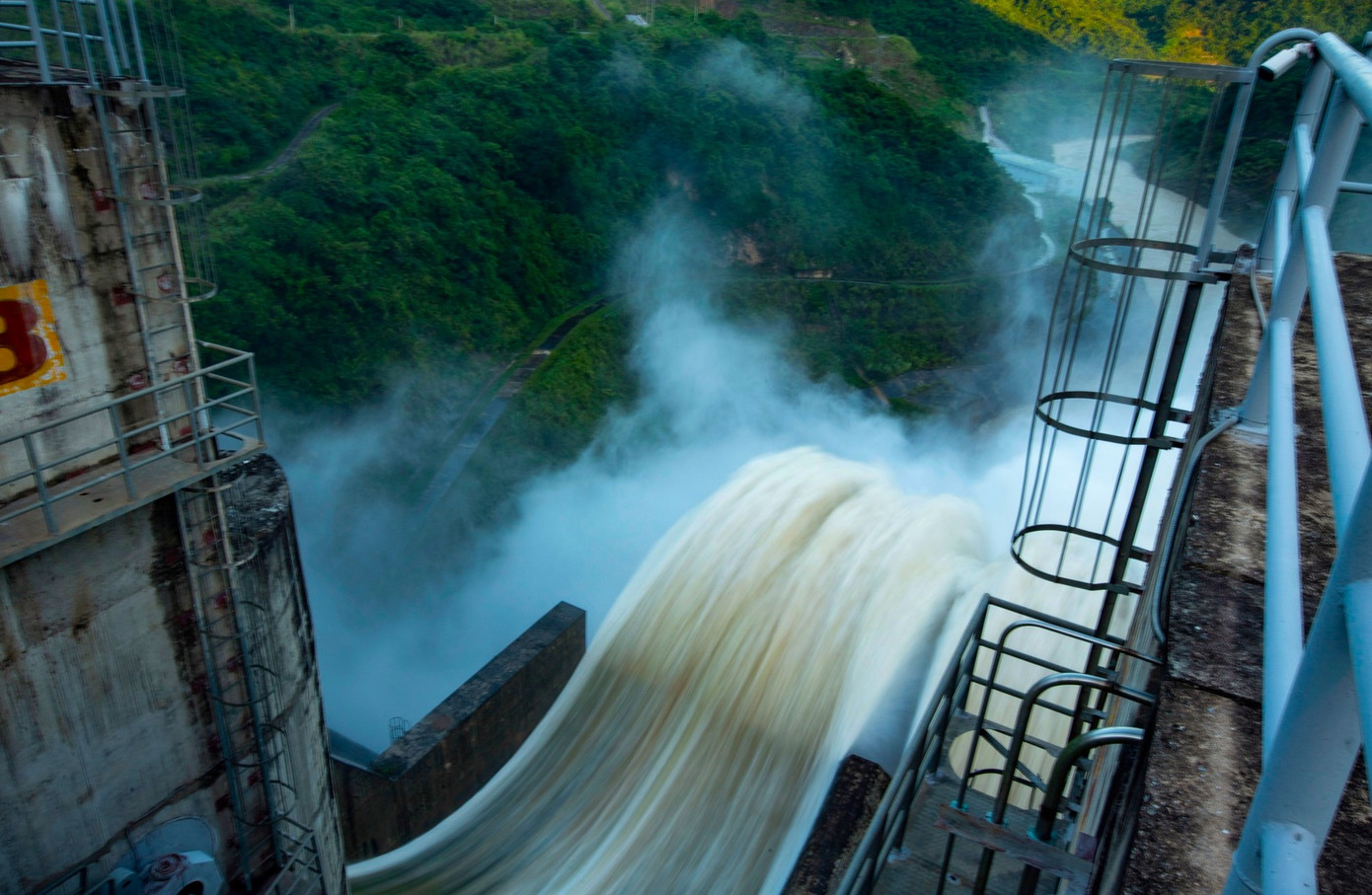 Trao đổi với PV, ông Nguyễn Trường Thành - Chi cục trưởng Chi cục Thủy lợi, Chánh Văn phòng Ban chỉ huy Phòng, chống thiên tai - Tìm kiếm cứu nạn và Phòng thủ dân sự tỉnh Nghệ An cho biết, hiện tại các hồ đập chứa nước trên địa bàn đều có mực nước thấp. Chỉ riêng Hồ Thủy điện Bản Vẽ có mực nước cao và đã được lệnh điều tiết, hạ mực nước về mực nước trước lũ.