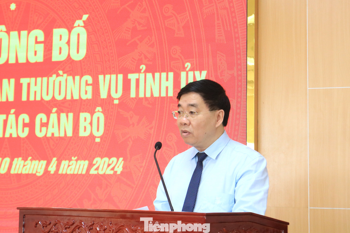 Ông Nguyễn Văn Thông - Phó Bí thư Thường trực Tỉnh ủy Nghệ An phát biểu chúc mừng và giao nhiệm vụ cho tân Bí thư Đảng ủy Khối các cơ quan tỉnh.