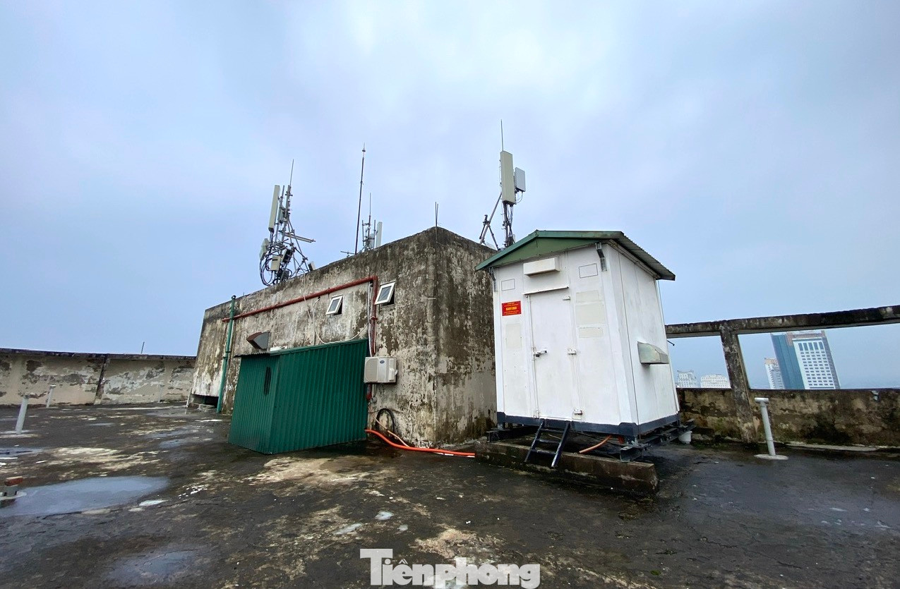 Trạm thu phát sóng của Tập đoàn Viettel đặt trên tầng thượng của chung cư Bông Sen Tower. Trạm thu phát sóng của Tập đoàn Viettel đặt trên tầng thượng của chung cư Bông Sen Tower.