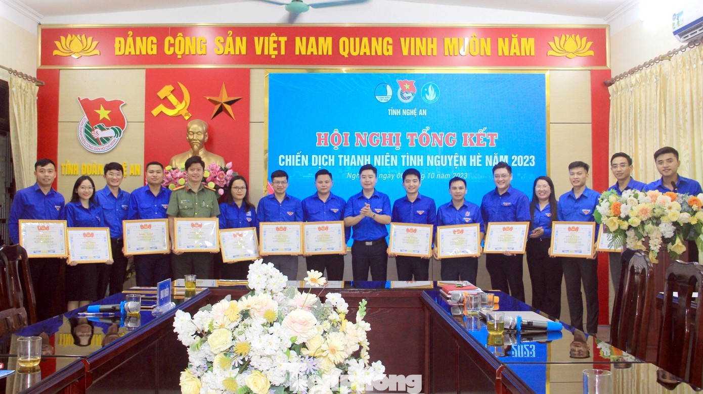 Dịp này Ban Chấp hành Tỉnh Đoàn Nghệ An đã tặng bằng khen cho 12 tập thể có thành tích xuất sắc trong chỉ đạo, triển khai Chiến dịch Thanh niên tình nguyện Hè năm 2023.