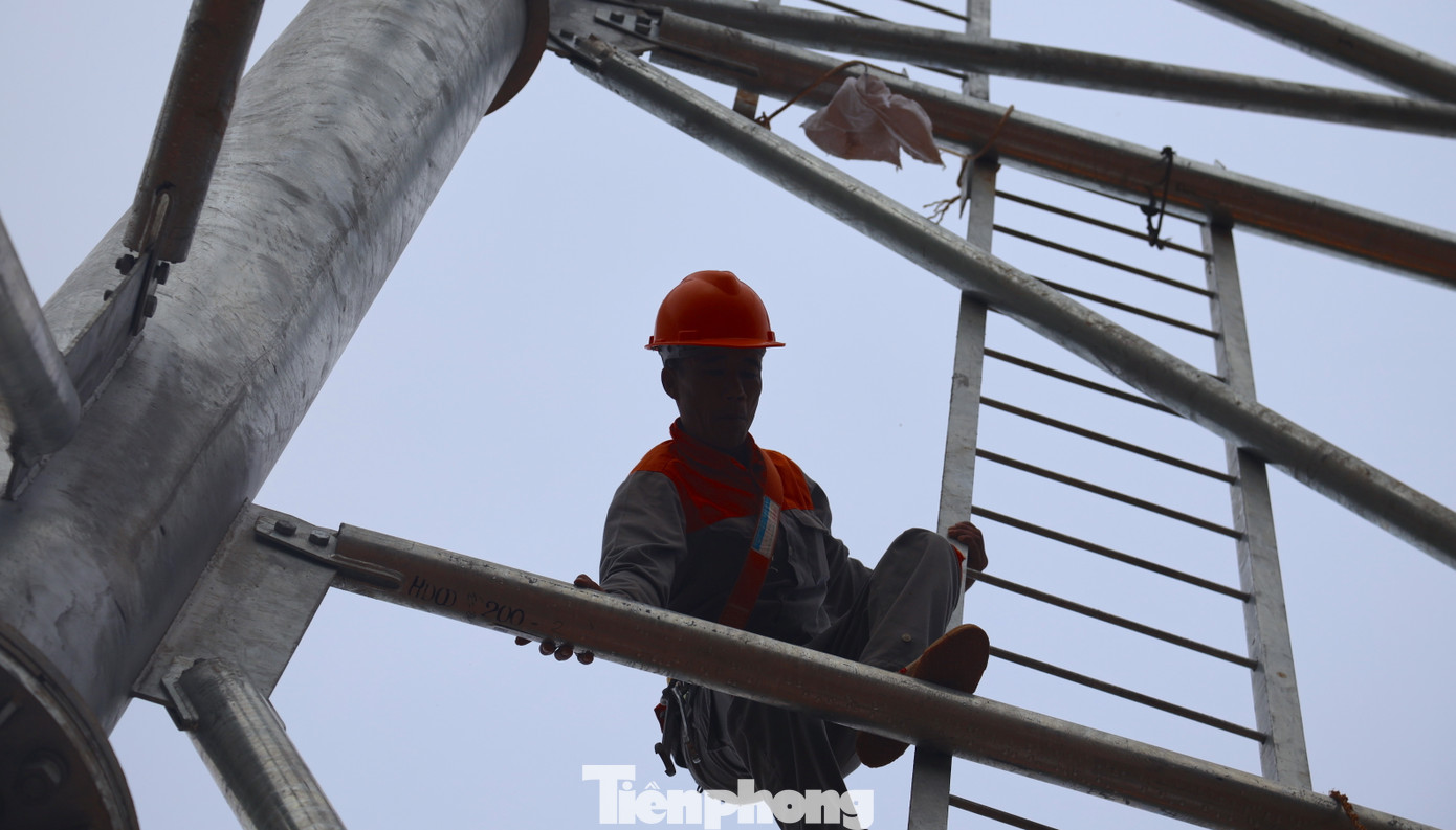 Cột điện lớn, khung cột to khiến việc leo trèo của các công nhân tương đối vất vả.
