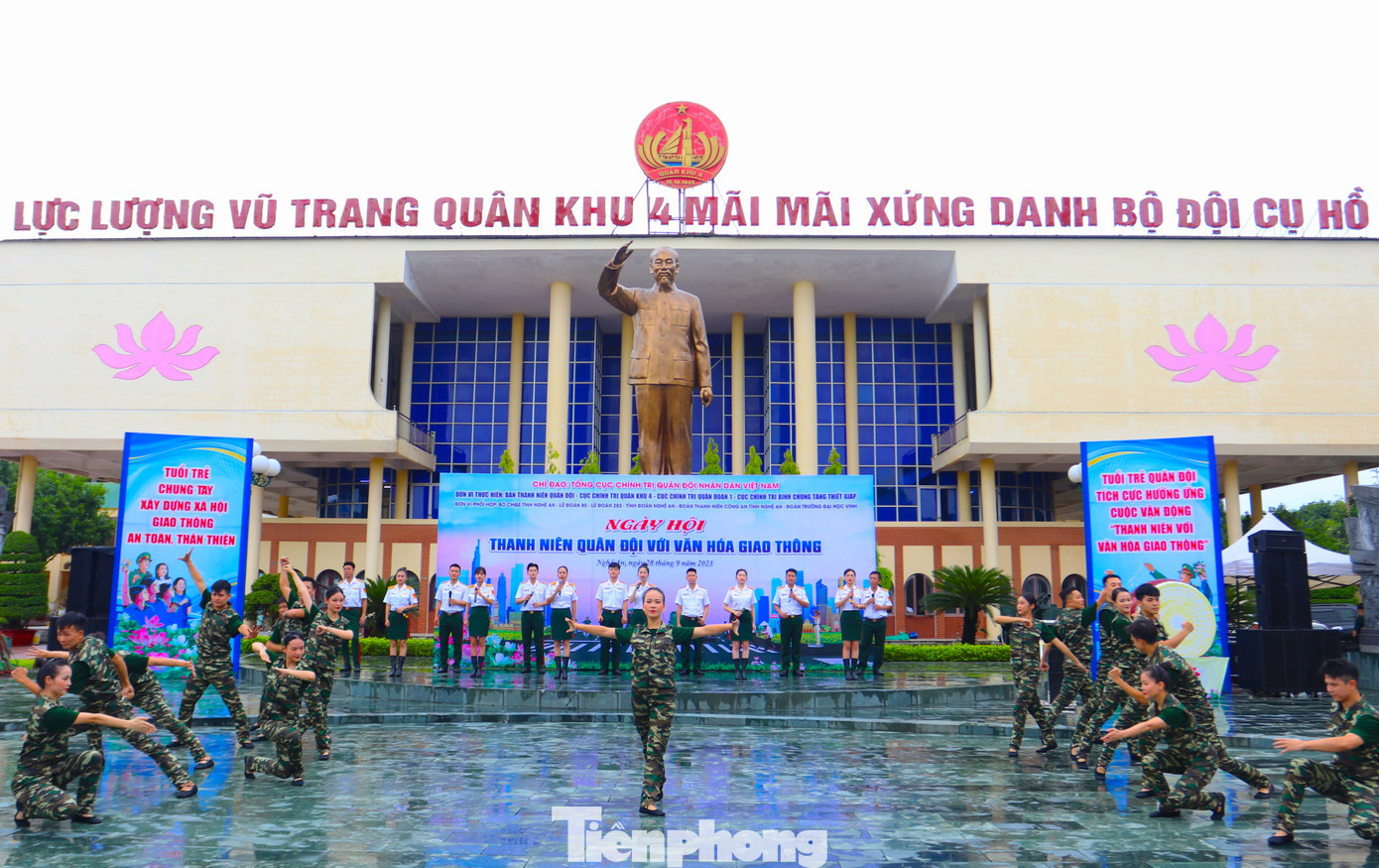 Nhiều tiết mục chương trình nghệ thuật đặc sắc diễn ra trong ngày hội. Nhiều tiết mục chương trình nghệ thuật đặc sắc diễn ra trong ngày hội.
