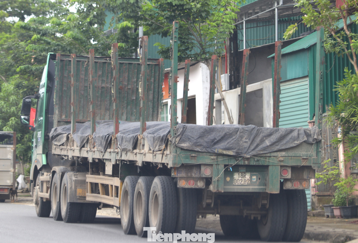 Những chiếc xe chở quặng có thiết kế thùng xe lạ khi chỉ có những thanh sắt dựng đứng, tạo ra cảm giác mất an toàn khi xe lưu thông.