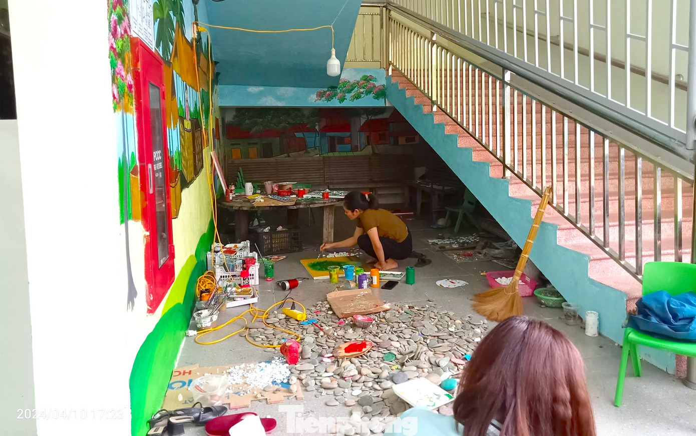 Khoảng không gian dưới gầm cầu thang của trường được các cô giáo tận dụng để làm "kho" đựng nguyên vật liệu và làm không gian sáng tạo tranh.