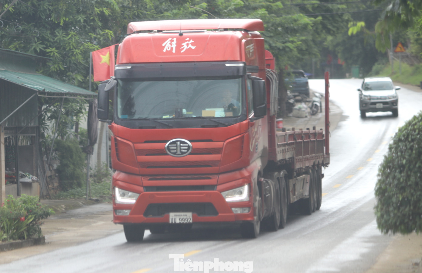 Thời gian qua, người dân sống hai bên quốc lộ 7 qua các huyện Tương Dương, Kỳ Sơn, Con Cuông... (Nghệ An) phản ánh tình trạng dàn xe đầu kéo chở quặng chạy ẩu, chạy lấn làn, dừng đỗ bên đường ảnh hưởng đến giao thông và mất an toàn cho người đi đường cũng như cuộc sống của người dân trên tuyến.