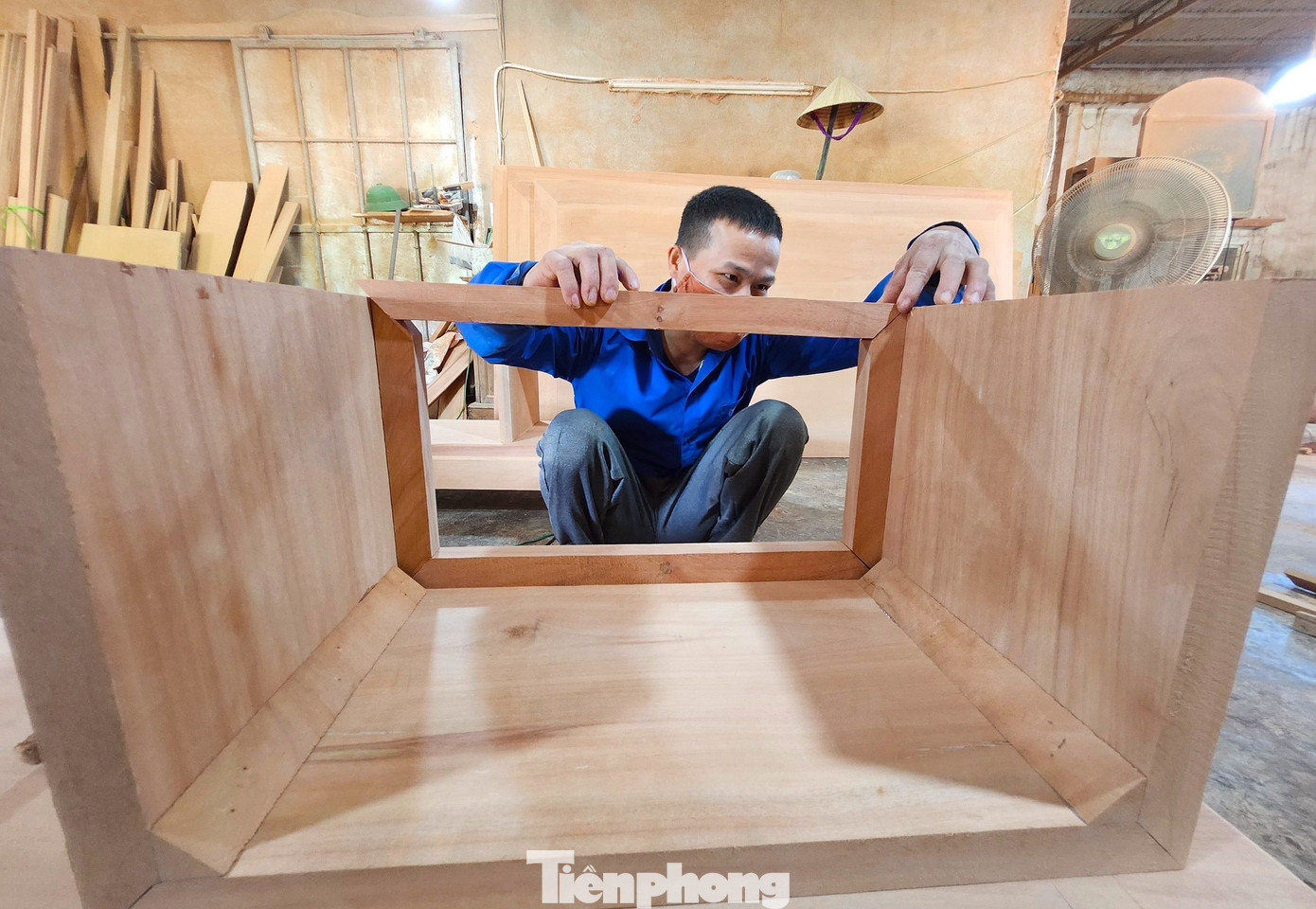 "Trước thì có thợ phụ, làm liên tục. Nay thì chỉ một mình làm thong thả. Một cái kệ mình đóng trong vòng 2 ngày, tính ra mỗi ngày công khoảng 500-600 nghìn đồng", anh Hải nói. "Trước thì có thợ phụ, làm liên tục. Nay thì chỉ một mình làm thong thả. Một cái kệ mình đóng trong vòng 2 ngày, tính ra mỗi ngày công khoảng 500-600 nghìn đồng", anh Hải nói.