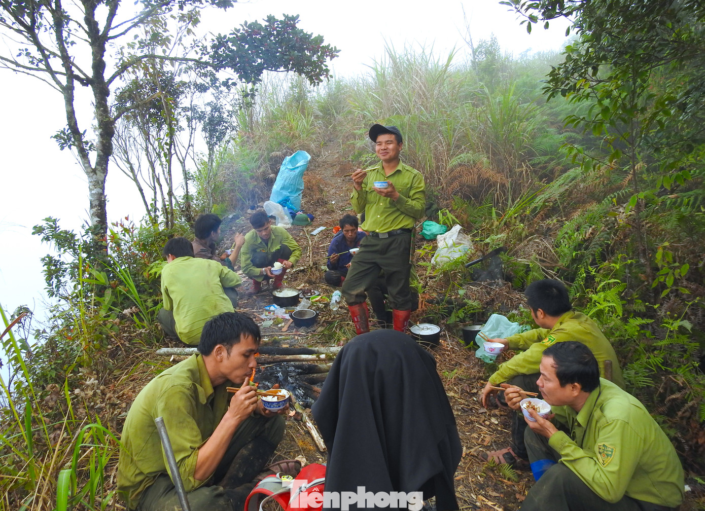 Đi rừng thiếu thốn, họ dùng lá cây làm chiếu trải để ăn cơm. Bữa ăn đôi khi chỉ là cơm trắng với muối lạc.