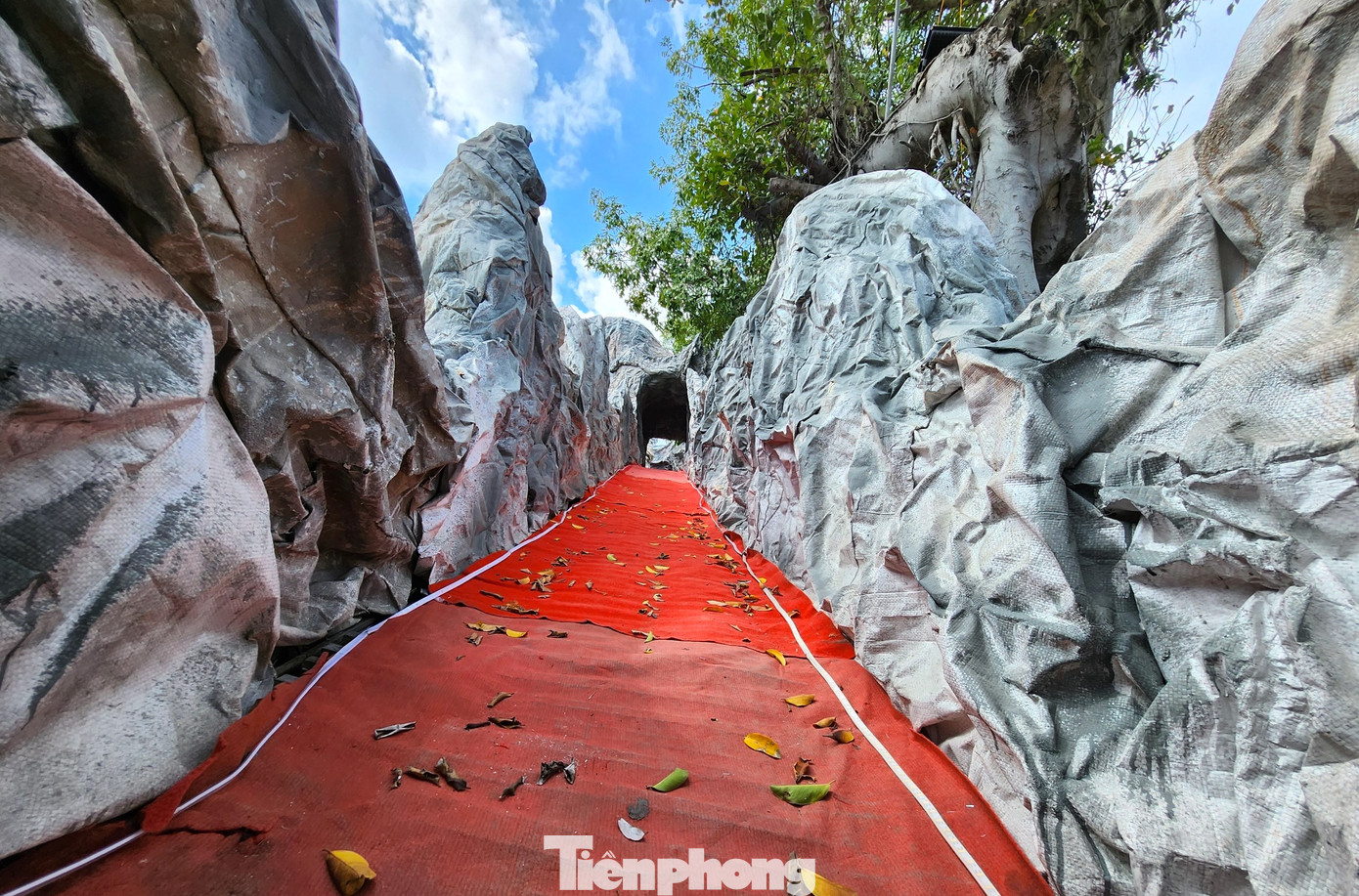 Điều đặc biệt, hang đá được thiết kế có một lối đi xuyên vào bên trong để người dân, du khách có thể vào tham quan, trải nghiệm với nhiều cảnh vật, tiểu cảnh độc đáo. Điều đặc biệt, hang đá được thiết kế có một lối đi xuyên vào bên trong để người dân, du khách có thể vào tham quan, trải nghiệm với nhiều cảnh vật, tiểu cảnh độc đáo.