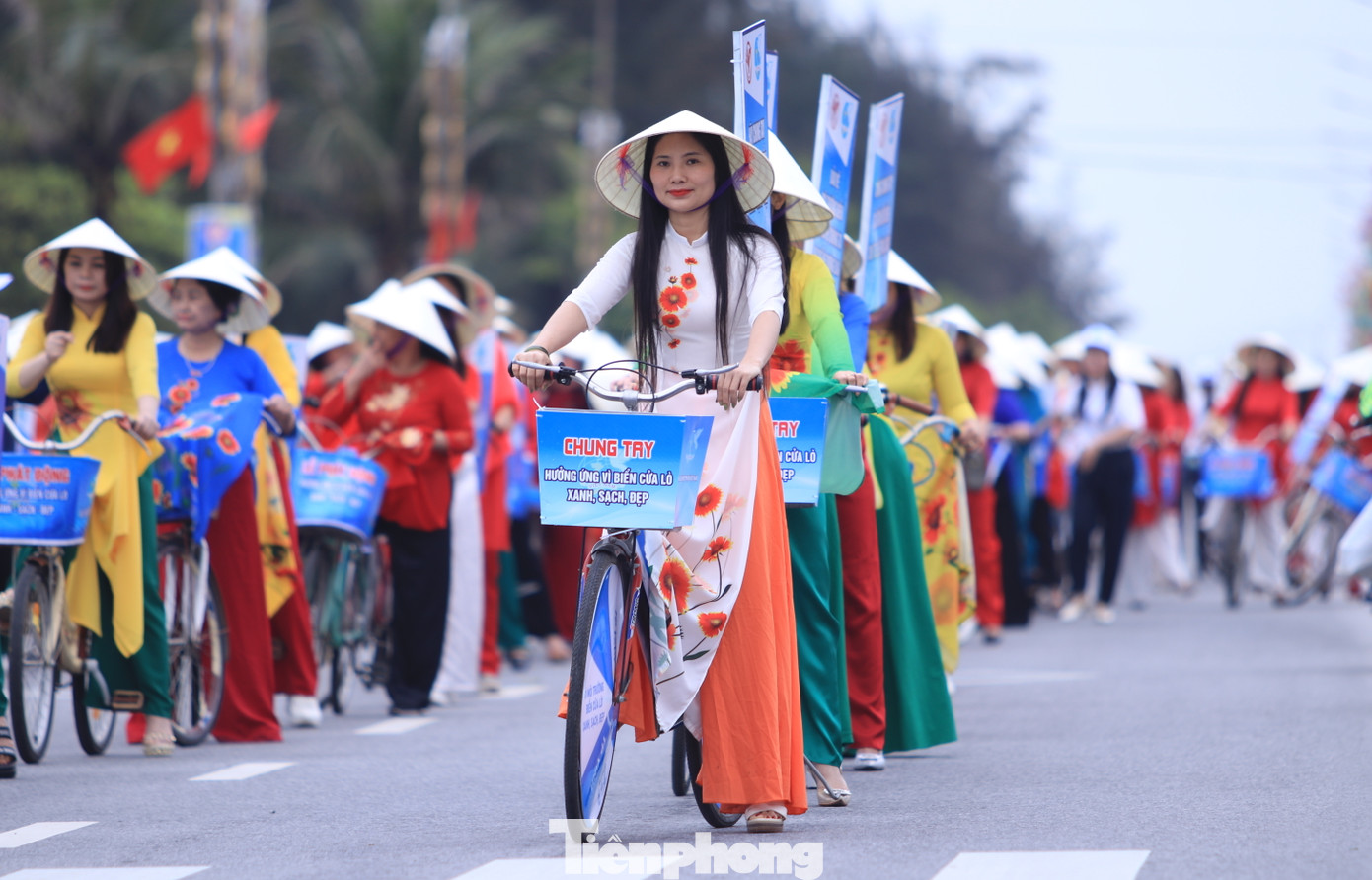 Các hội, đoàn thể tham gia trình diễn áo dài Hoa cúc biển.