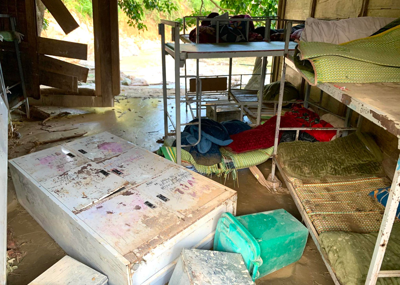 Sách vở, trang thiết bị của học sinh, thầy cô giáo bị hư hỏng sau khi trận lũ quét tràn qua. Sách vở, trang thiết bị của học sinh, thầy cô giáo bị hư hỏng sau khi trận lũ quét tràn qua.