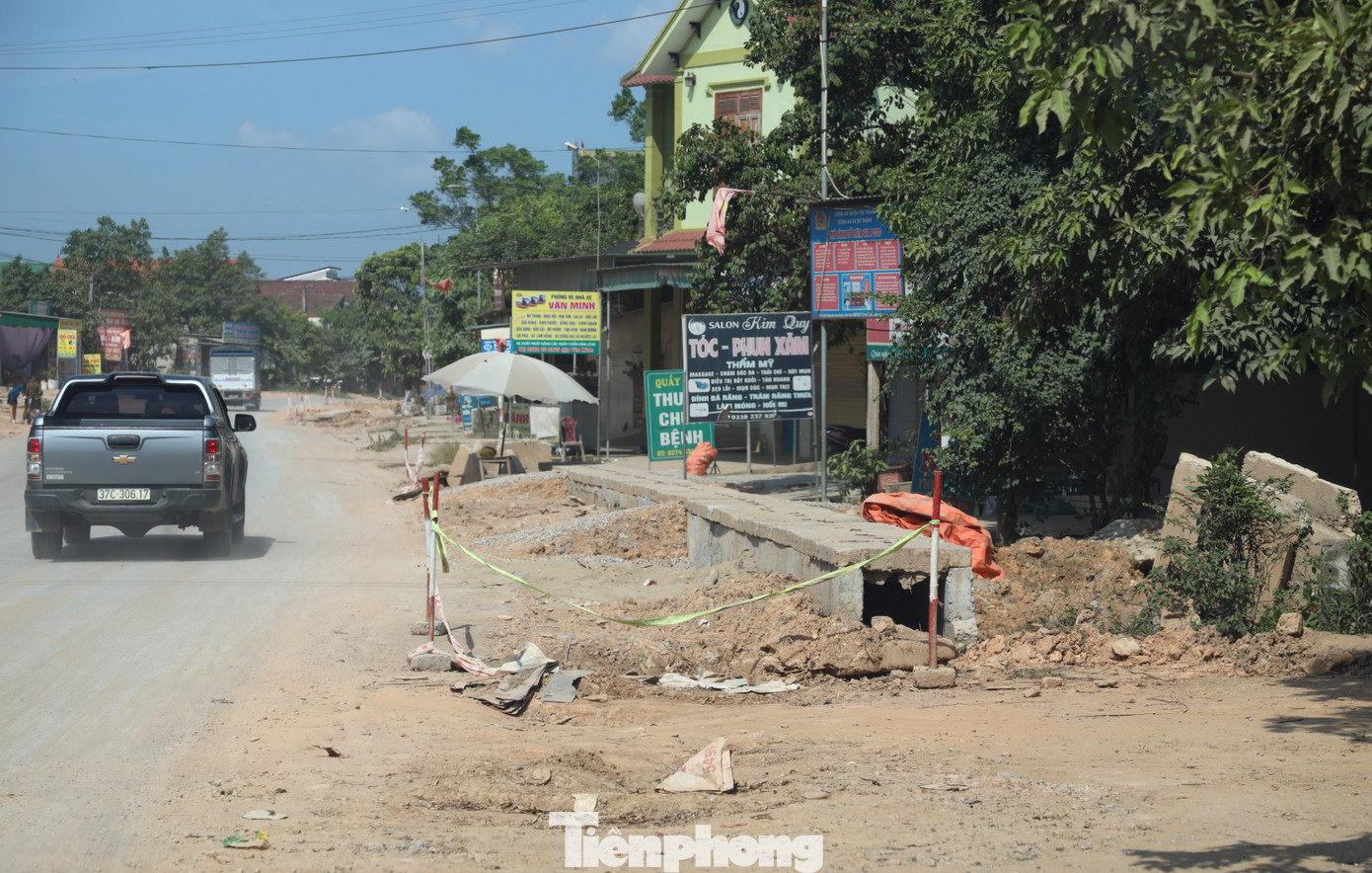 Có nhiều nguyên nhân khiến các gói thầu chưa thể hoàn thành. Tuy nhiên, phần lớn do dự án còn vướng mặt bằng trên tuyến. Mặt bằng được bàn giao không liên tục khiến việc thi công dang dở.