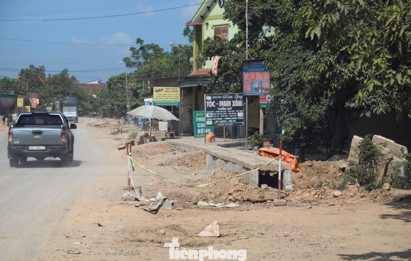 Có nhiều nguyên nhân khiến các gói thầu chưa thể hoàn thành. Tuy nhiên, phần lớn do dự án còn vướng mặt bằng trên tuyến. Mặt bằng được bàn giao không liên tục khiến việc thi công dang dở.