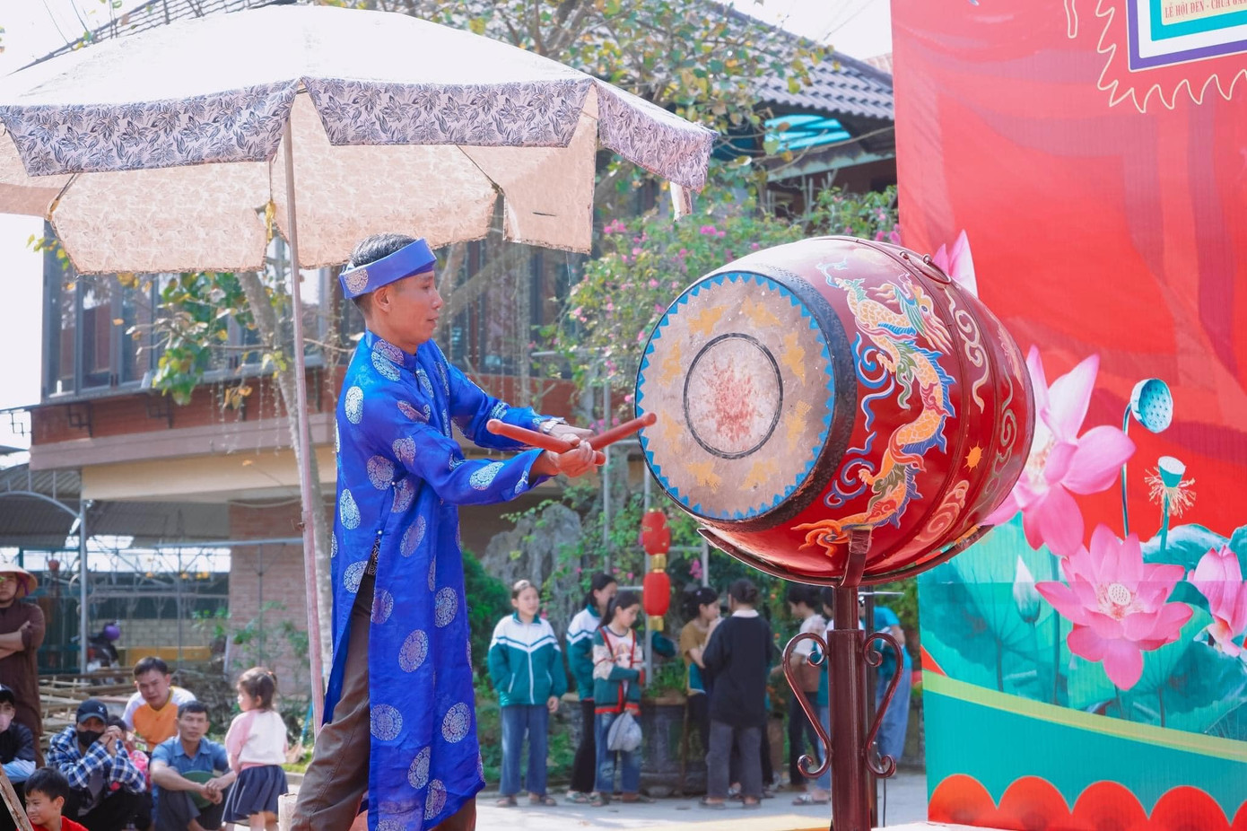 Trong đó người phụ trách trống lớn là người quan trọng nhất trong đội, được xem là nhạc trưởng. Ngoài sức khỏe dẻo dai, nhạc trưởng cần phải nắm được quy luật của trống tế để tạo ra các hồi, trong hồi có nhịp, trong nhịp có biến tấu, buộc người phụ trách trống con, người cầm nao theo sao cho đúng phách, nhịp. Ảnh: Phật giáo Yên Thành.