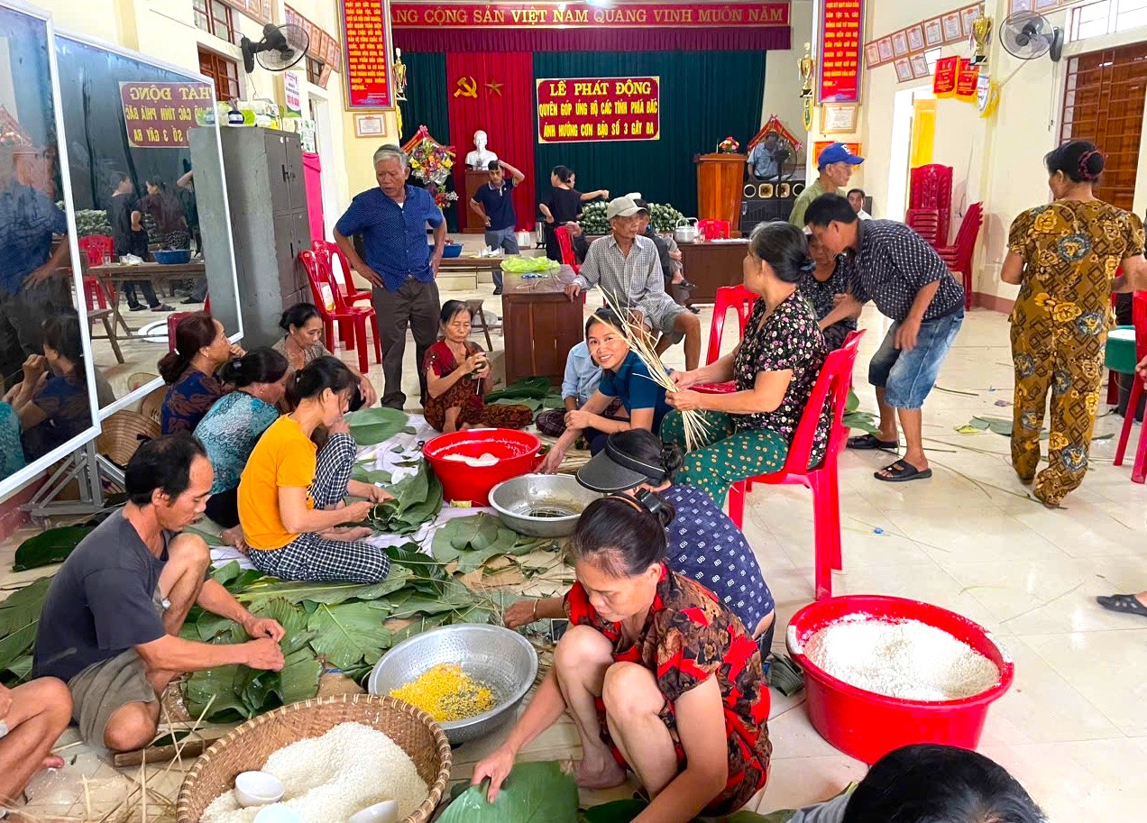 Dự kiến sáng ngày mai (11/9), sau khi nấu chín, bánh sẽ được tập kết rồi gửi đi ra cho người dân các tỉnh phía Bắc.