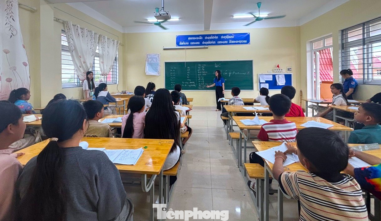 Tại nước bạn Lào, 20 đoàn viên thanh niên trường Đại học Vinh đã chia thành 4 đội hình để mở nhiều lớp dạy chữ miễn phí cho các cán bộ, người dân và học sinh trên địa bàn huyện Phu Cut, Pha Xay và thành phố Phonsavan tỉnh Xiêng Khoảng (Lào). Tại nước bạn Lào, 20 đoàn viên thanh niên trường Đại học Vinh đã chia thành 4 đội hình để mở nhiều lớp dạy chữ miễn phí cho các cán bộ, người dân và học sinh trên địa bàn huyện Phu Cut, Pha Xay và thành phố Phonsavan tỉnh Xiêng Khoảng (Lào).