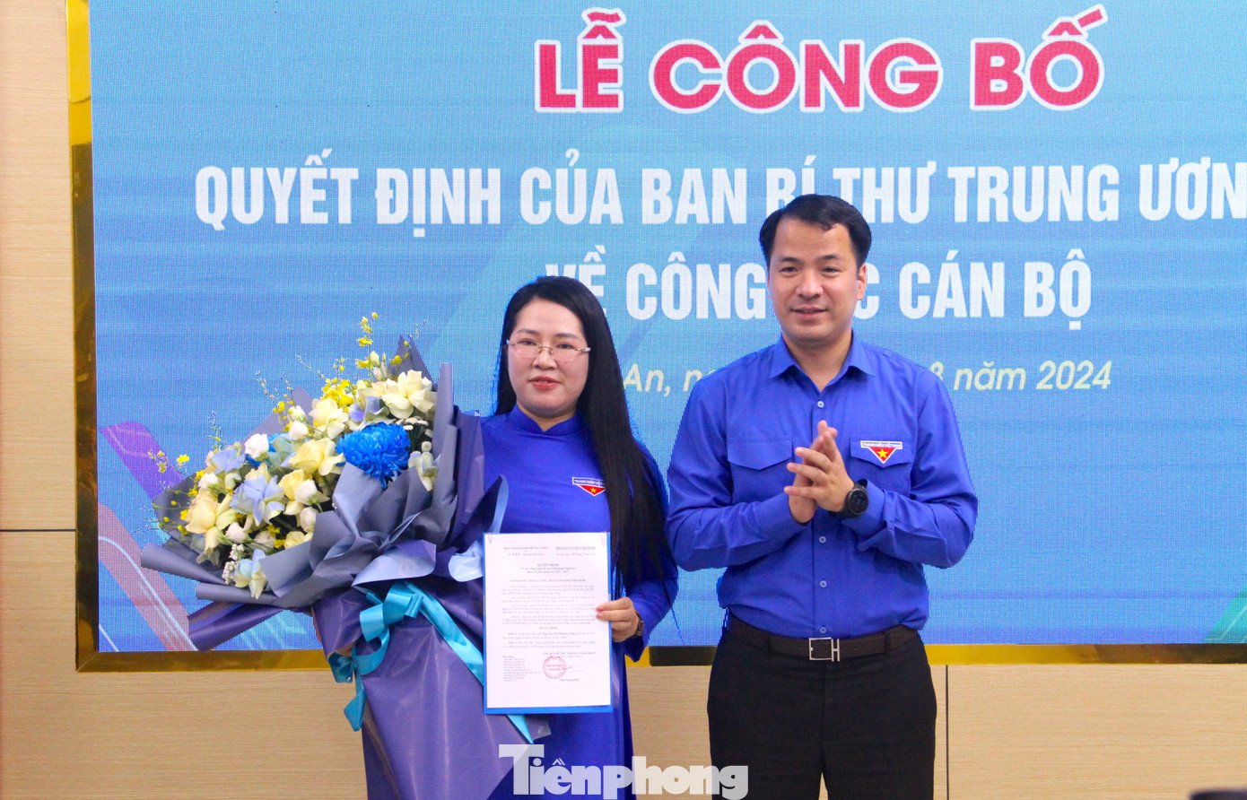 Anh Ngô Văn Cương - Bí thư T.Ư Đoàn trao quyết định của Ban Bí thư T.Ư Đoàn và tặng hoa chúc mừng tân Bí thư Tỉnh Đoàn Nghệ An.