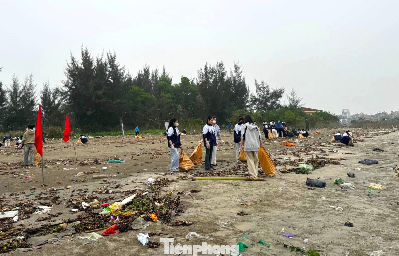 Thời gian qua, mưa gió nên dọc bãi biển đoạn qua xã Văn Hải xuất hiện một lượng rác thải lớn ứ đọng trên bờ biển gây ra tình trạng ô nhiễm và mất cảnh quan môi trường. Thời gian qua, mưa gió nên dọc bãi biển đoạn qua xã Văn Hải xuất hiện một lượng rác thải lớn ứ đọng trên bờ biển gây ra tình trạng ô nhiễm và mất cảnh quan môi trường.