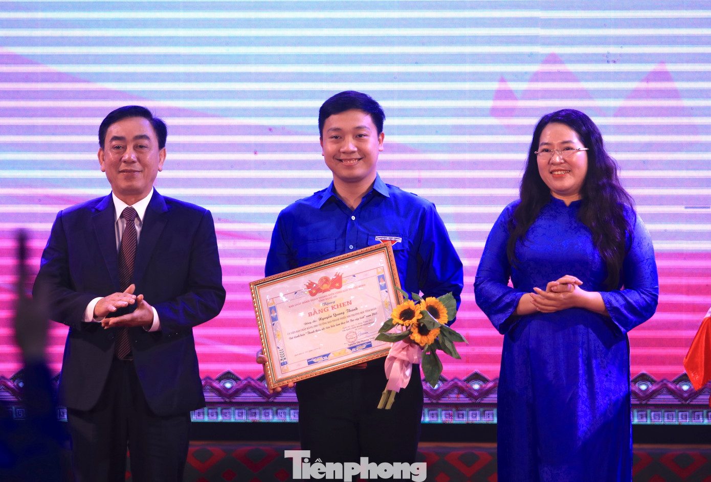 92 cá nhân được tuyên dương đều là những đảng viên trẻ, cán bộ Đoàn, Hội, Đội xuất sắc, thanh niên, chức sắc tôn giáo tiêu biểu. 92 cá nhân được tuyên dương đều là những đảng viên trẻ, cán bộ Đoàn, Hội, Đội xuất sắc, thanh niên, chức sắc tôn giáo tiêu biểu.