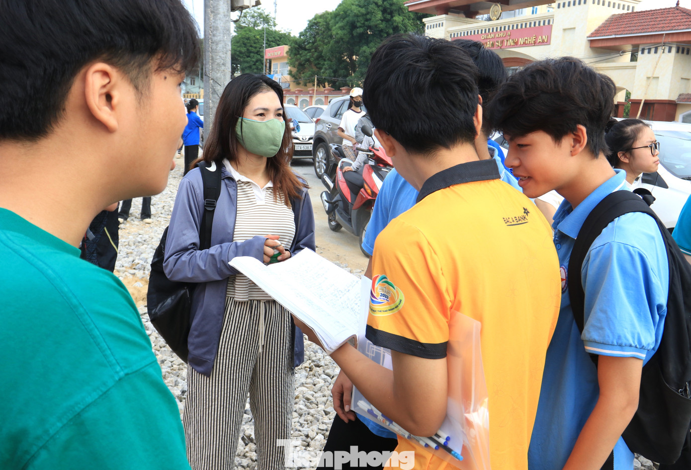 Đến điểm thi sớm nên vẫn còn hơn 30 phút mới đến giờ vào phòng thi, em Phạm Duy Nam (học sinh trường THCS Đặng Thai Mai) tranh thủ mang cuốn vở học ôn tập ra để đọc lại kiến thức của phần Nghị luận xã hội. Nam cho hay, phần văn học, em dự đoán sẽ ra bài Chiếc lược ngà nên đã tập trung ôn nhiều. Tuy nhiên, những bài khác Nam cũng đã ôn kỹ và tự tin bước vào kỳ thi tuyển sinh lớp 10.