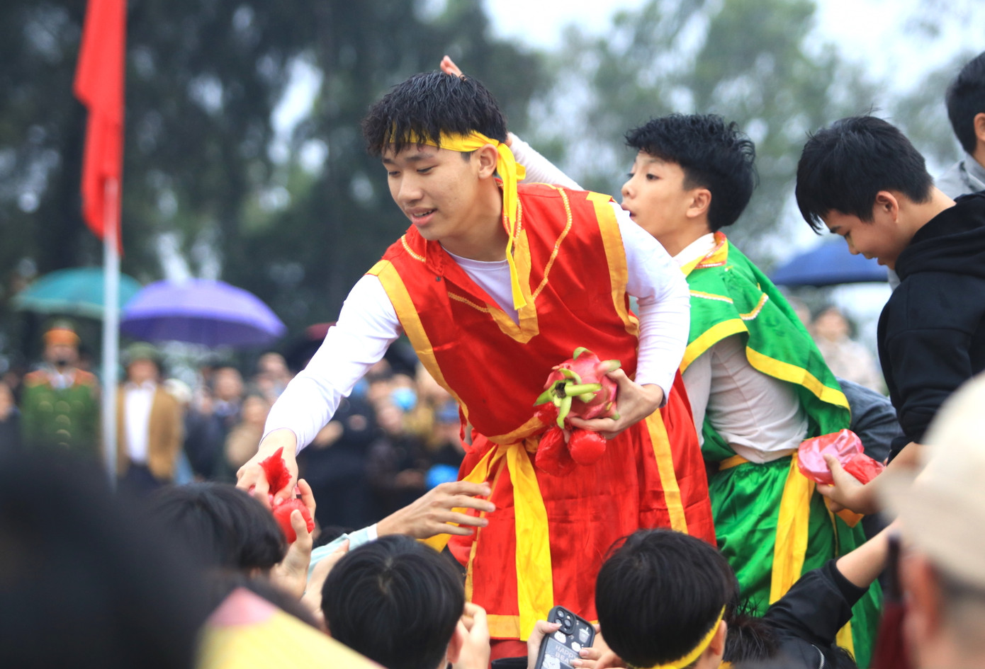 Nhiều người "cướp" lộc xong liền phân phát cho người dân xung quanh. Nhiều người "cướp" lộc xong liền phân phát cho người dân xung quanh.