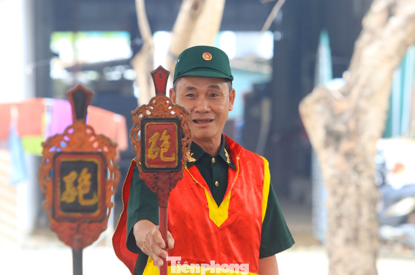 Nếu những trò chơi mang tính sức khỏe thu hút những thanh niên trẻ khỏe thì trò chơi cờ thẻ thu hút sự quan tâm của các cụ lớn tuổi với những sự tính toán cẩn thận trong trò chơi để giành chiến thắng. Lễ hội Linh Quận Công Nguyễn Trọng Đạt được tổ chức trong 4 ngày với nhiều phần lễ và phần hội hấp dẫn.