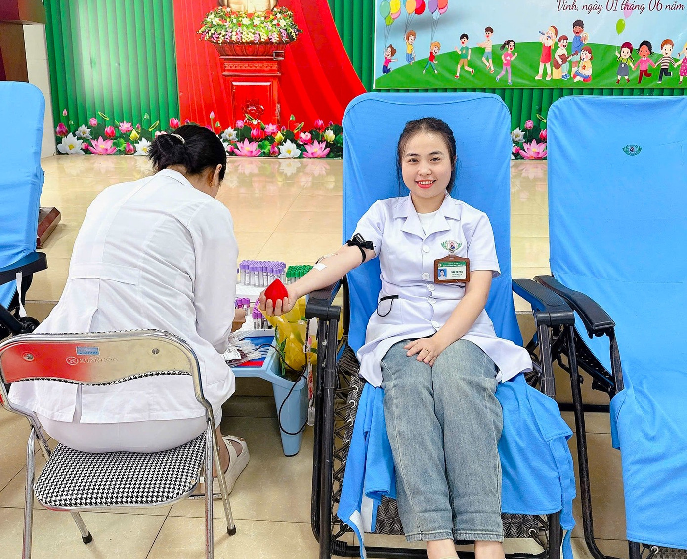 Bác sĩ Trần Thị Phúc - Phó khoa Truyền máu của trung tâm cho biết, mỗi ngày trung tâm chỉ tiếp nhận 80 - 90 đơn vị máu. Trong khi đó, nhu cầu của các bệnh viện ở mức cao. Sự thiếu hụt nghiêm trọng này không chỉ ảnh hưởng đến việc cấp cứu, điều trị hằng ngày mà còn khiến kho dự trữ máu chỉ còn 1/4 so với trước. “Số máu hiện có chỉ đủ phục vụ cho các ca cấp cứu, còn những trường hợp điều trị thông thường vẫn chưa đủ nguồn. Hơn 100 bệnh nhân mắc Thalassemia đang điều trị ở trung tâm cũng phải chờ lịch truyền máu”, bác sĩ Phúc nói và cho hay, việc chậm trễ này ảnh hưởng đến quá trình điều trị của bệnh nhân nhưng không còn cách nào khác.