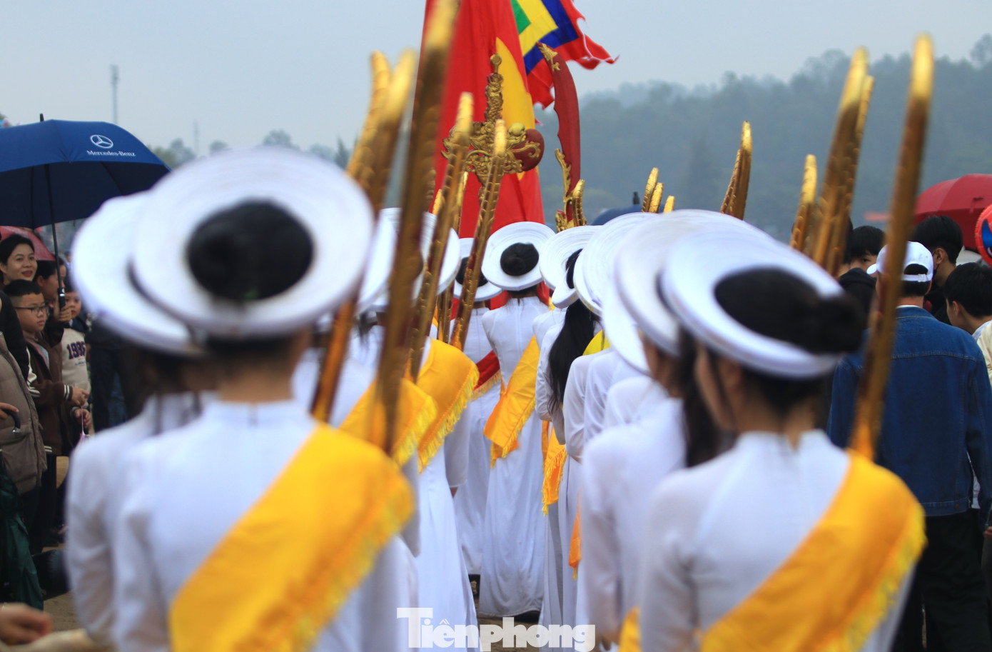 “Năm nay ban tổ chức đã chọn 23 thiếu nữ đang học lớp 9 có phẩm chất đạo đức tốt để xếp vào Đội Nữ quan làm lễ. Từ tháng 12/2024, Đội Nữ quan đã được tập các nghi thức làm lễ từ cách đi, đứng, tay cầm bảo kiếm, đao... sao cho đúng với phong tục và khi làm lễ đều, đẹp”, đại diện Ban Quản lý Đền Cờn nói.