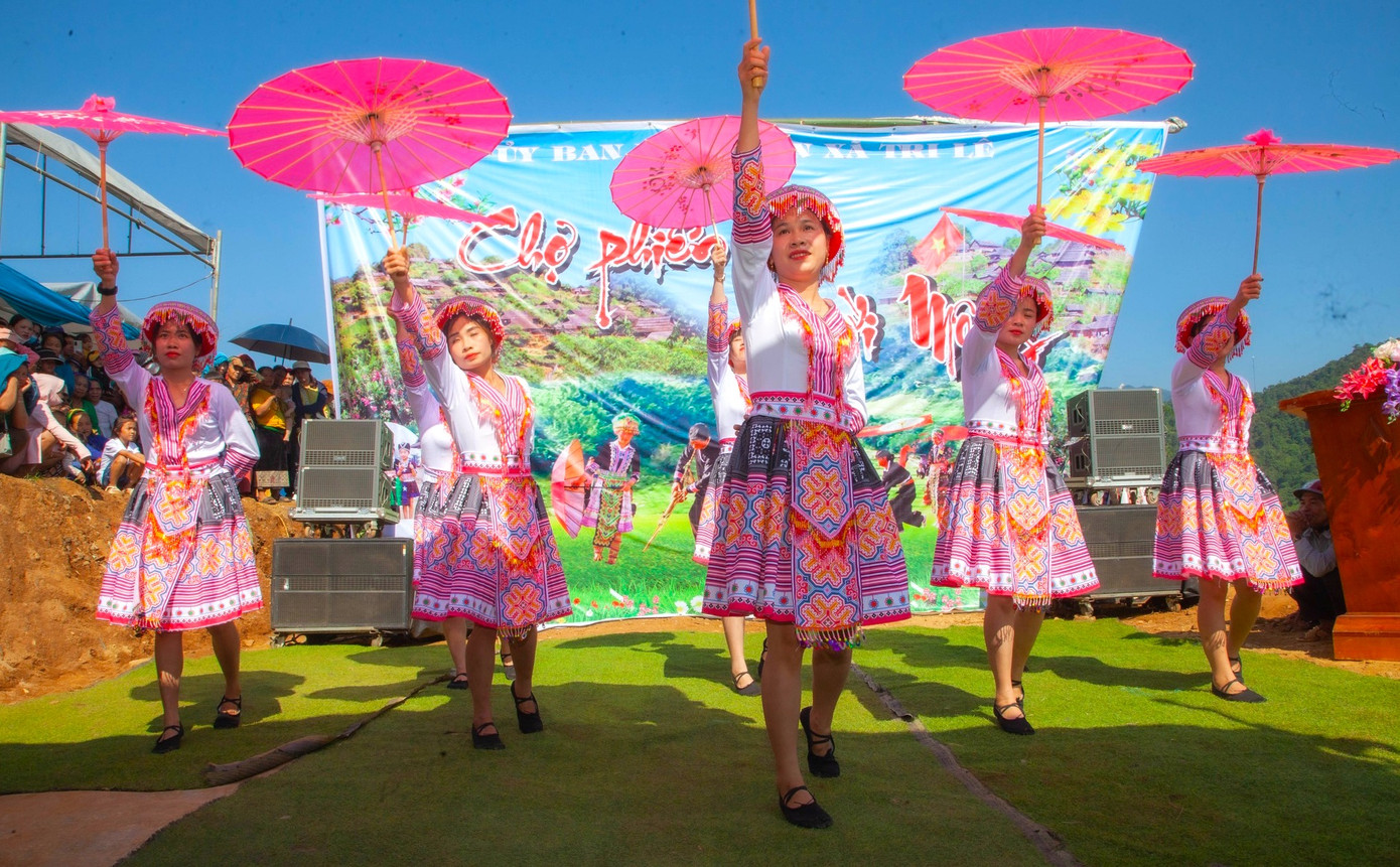 Ngoài ra, những màn biểu diễn múa, hát càng làm phiên chợ thêm sôi động, đặc sắc. Ngoài ra, những màn biểu diễn múa, hát càng làm phiên chợ thêm sôi động, đặc sắc.