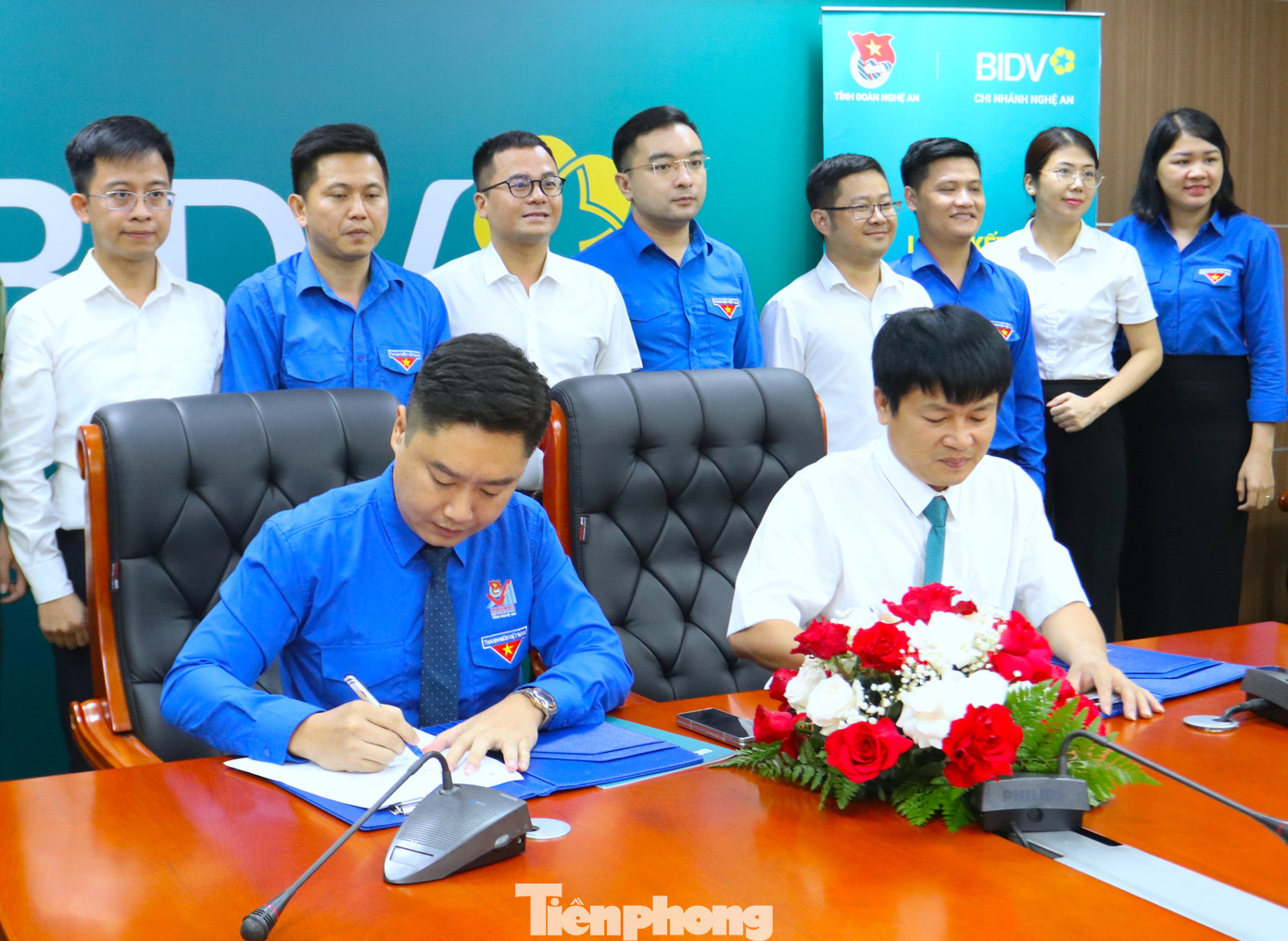 Bí thư Tỉnh đoàn Nghệ An Lê Văn Lương và Giám đốc ngân hàng BIDV chi nhánh Nghệ An Trần Minh Tính ký thỏa thuận hợp tác "Thanh niên tiên phong chuyển đổi số". Bí thư Tỉnh đoàn Nghệ An Lê Văn Lương và Giám đốc ngân hàng BIDV chi nhánh Nghệ An Trần Minh Tính ký thỏa thuận hợp tác "Thanh niên tiên phong chuyển đổi số".