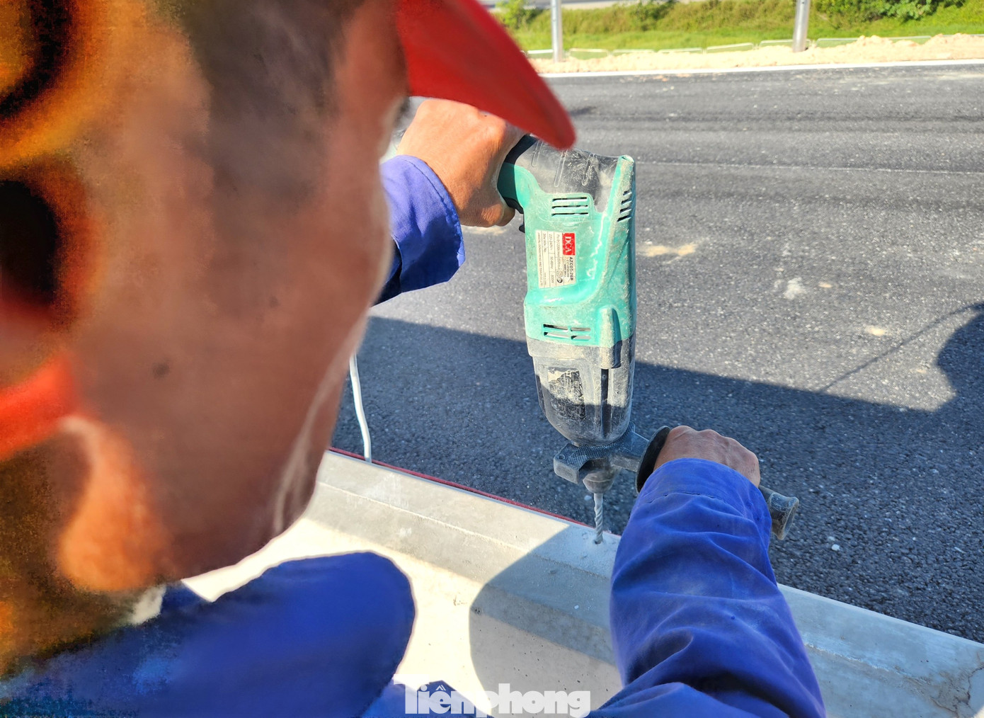 Nắng nóng nhưng các công nhân vẫn bám trụ trên đường để thi công những hạng mục cuối cùng để đưa 19km cao tốc còn lại về đích đúng tiến độ.