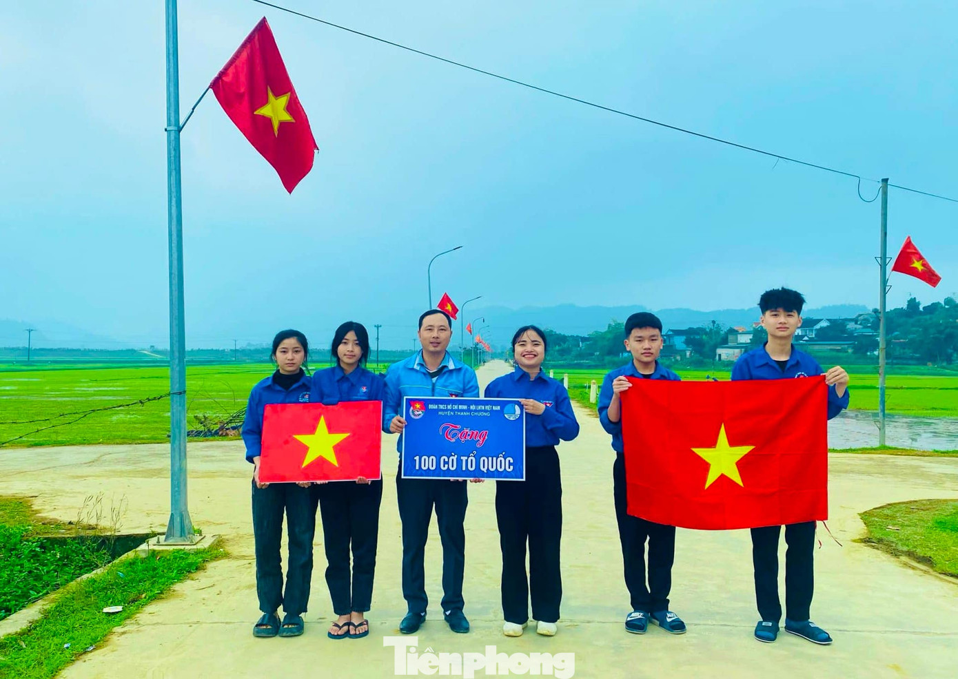 Trao tặng cờ và treo cờ dọc các tuyến đường để làm đẹp làng quê.