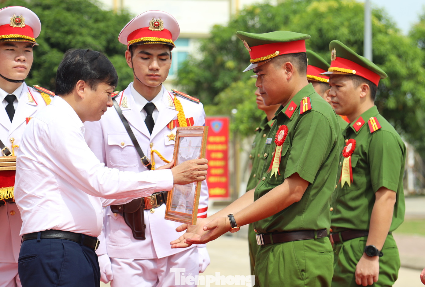 Dịp này, UBND các tỉnh: Nghệ An, Hà Tĩnh đã trao tặng Bằng khen cho 6 tập thể và 22 cá nhân Trung đoàn CSCĐ Bắc Trung Bộ.