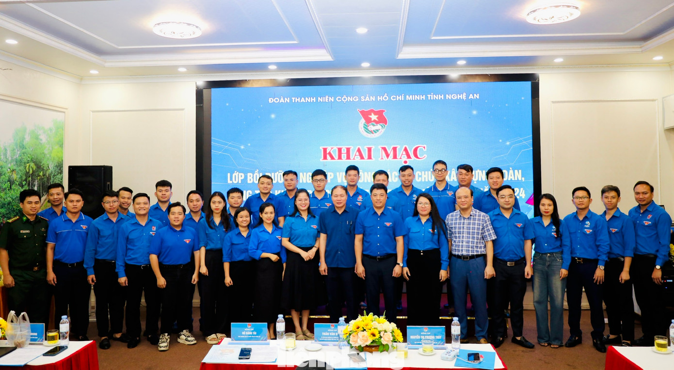 Các đại biểu chụp hình lưu niệm với đại diện các học viên lớp bồi dưỡng.