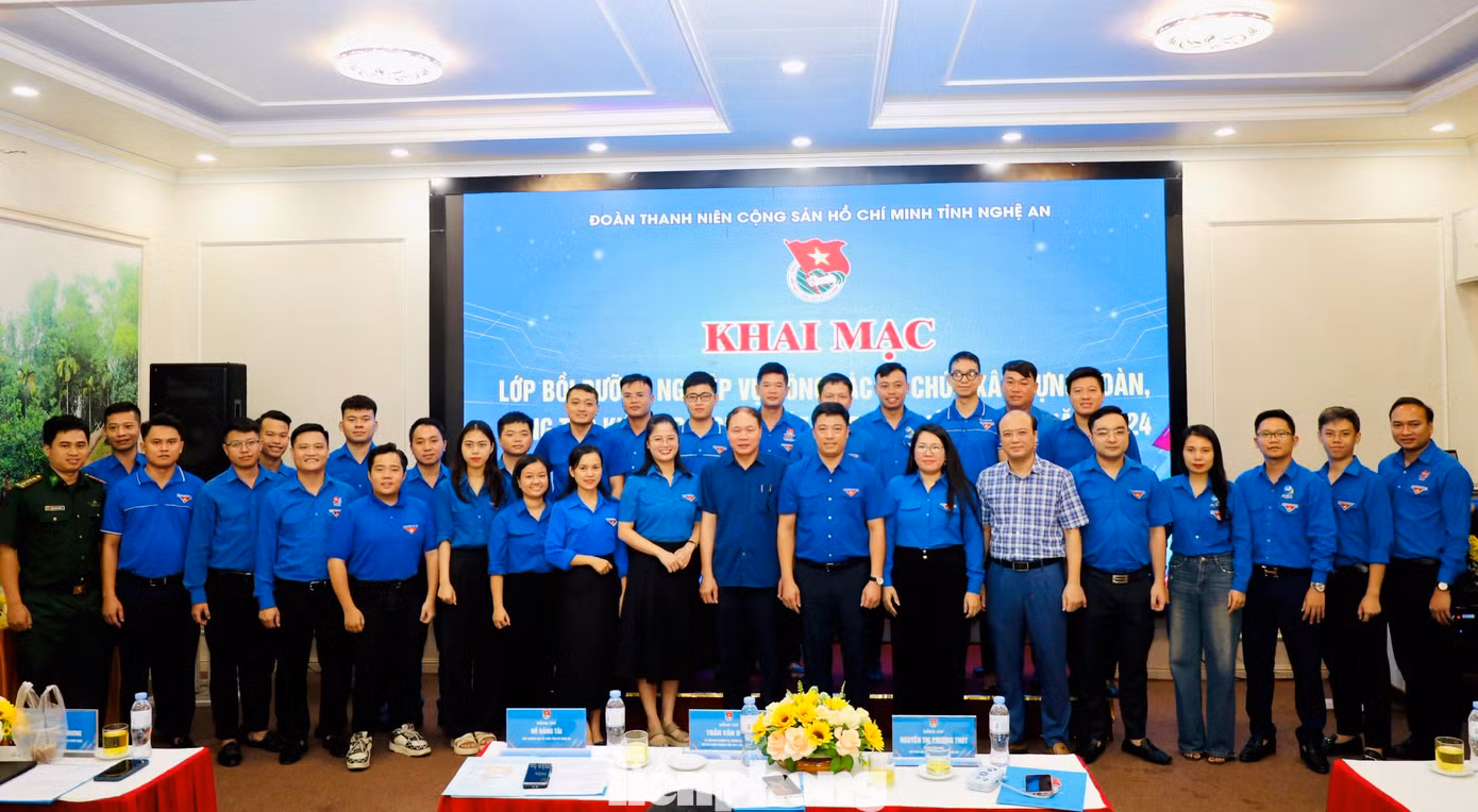Các đại biểu chụp hình lưu niệm với đại diện các học viên lớp bồi dưỡng.