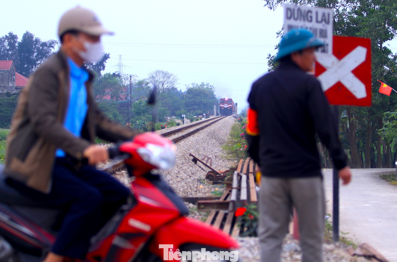 Nhiều trường hợp tàu đã đến gần nhưng vẫn cố vượt qua đường ray.