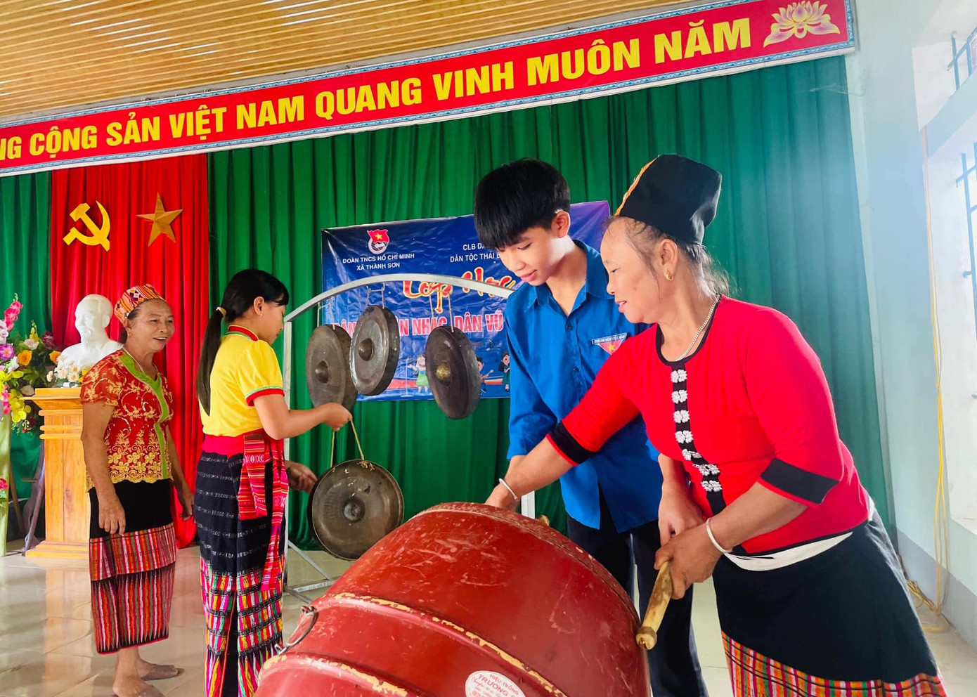 Được học cách đánh trống, đánh cồng chiêng.