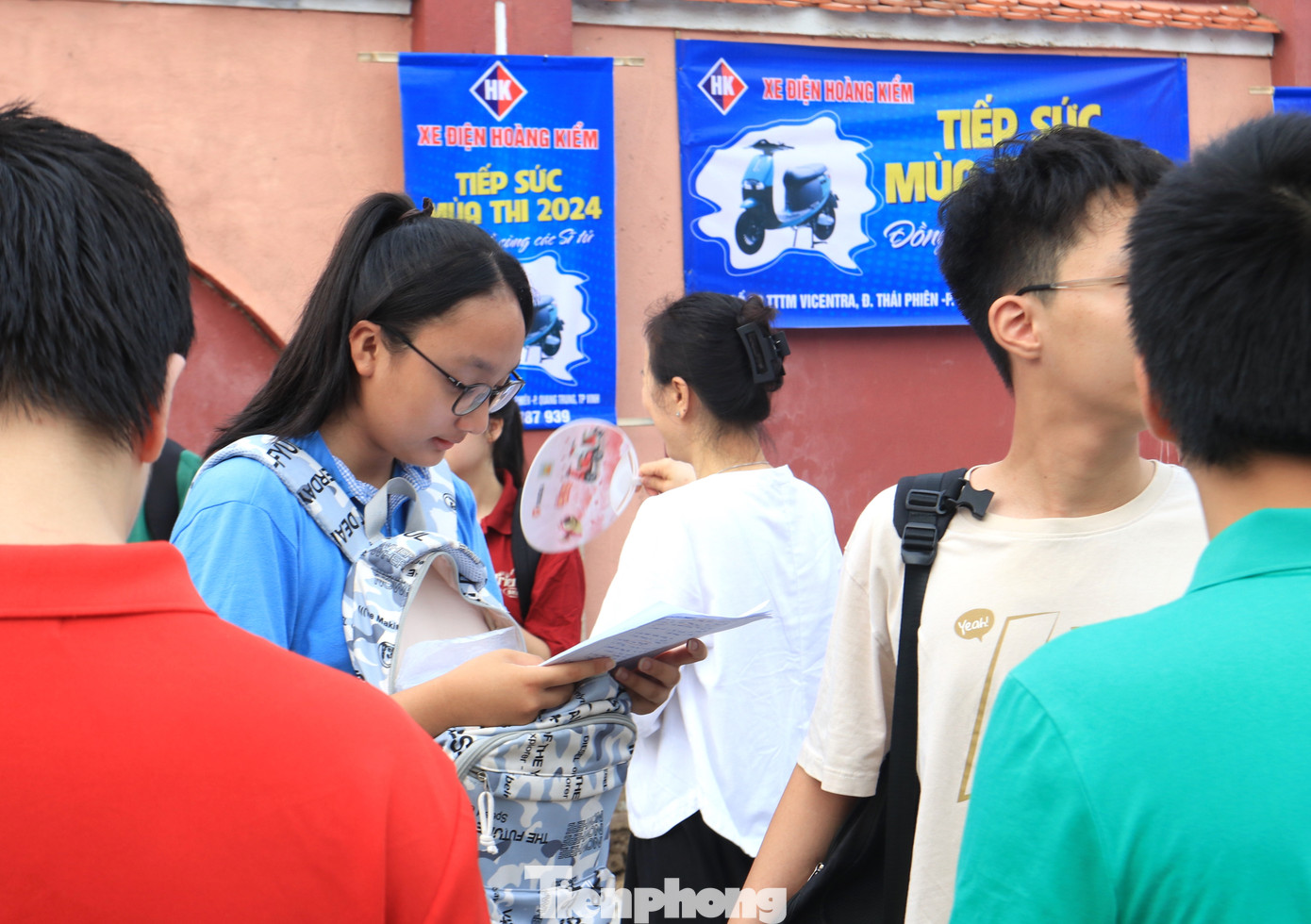 Các em học sinh chăm chú đọc lại kiến thức môn Ngữ Văn.