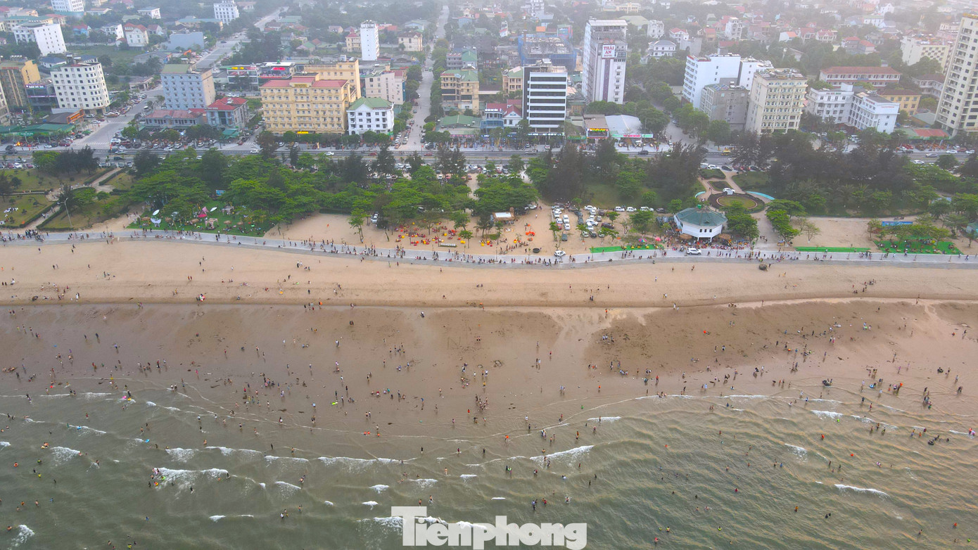 Được biết, trong tối 18/4, thị xã Cửa Lò (Nghệ An) sẽ tổ chức lễ khai trương du lịch biển Cửa Lò 2024. Để chuẩn bị cho mùa du lịch mới, từ nhiều tháng trước, thị xã đã tiến hành chỉnh trang đô thị, làm kè, làm sạch bãi biển và làm các điểm checkin để chào đón du khách. Được biết, trong tối 18/4, thị xã Cửa Lò (Nghệ An) sẽ tổ chức lễ khai trương du lịch biển Cửa Lò 2024. Để chuẩn bị cho mùa du lịch mới, từ nhiều tháng trước, thị xã đã tiến hành chỉnh trang đô thị, làm kè, làm sạch bãi biển và làm các điểm checkin để chào đón du khách.