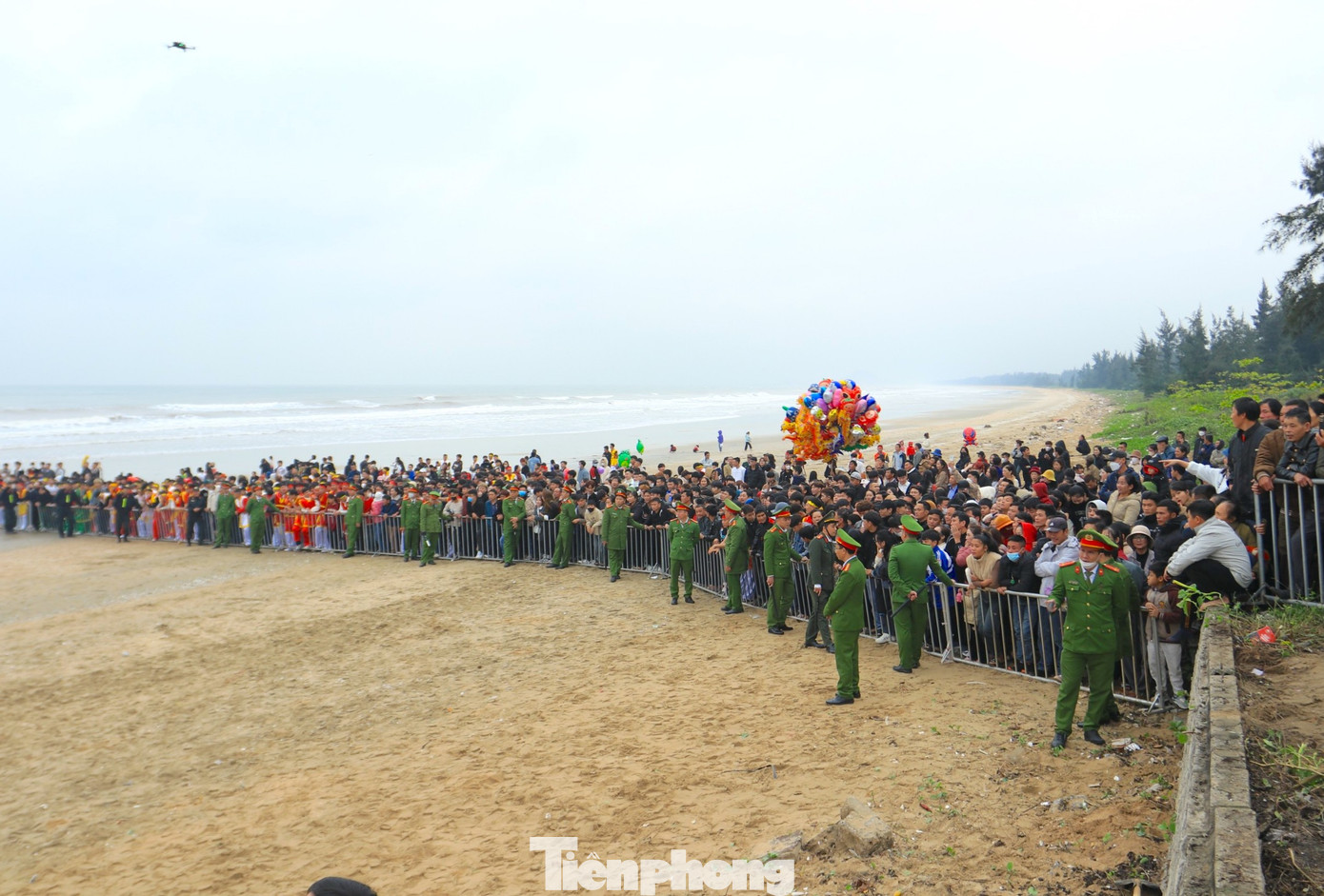 Xung quanh, hàng nghìn người dân chăm chú theo dõi buổi lễ.