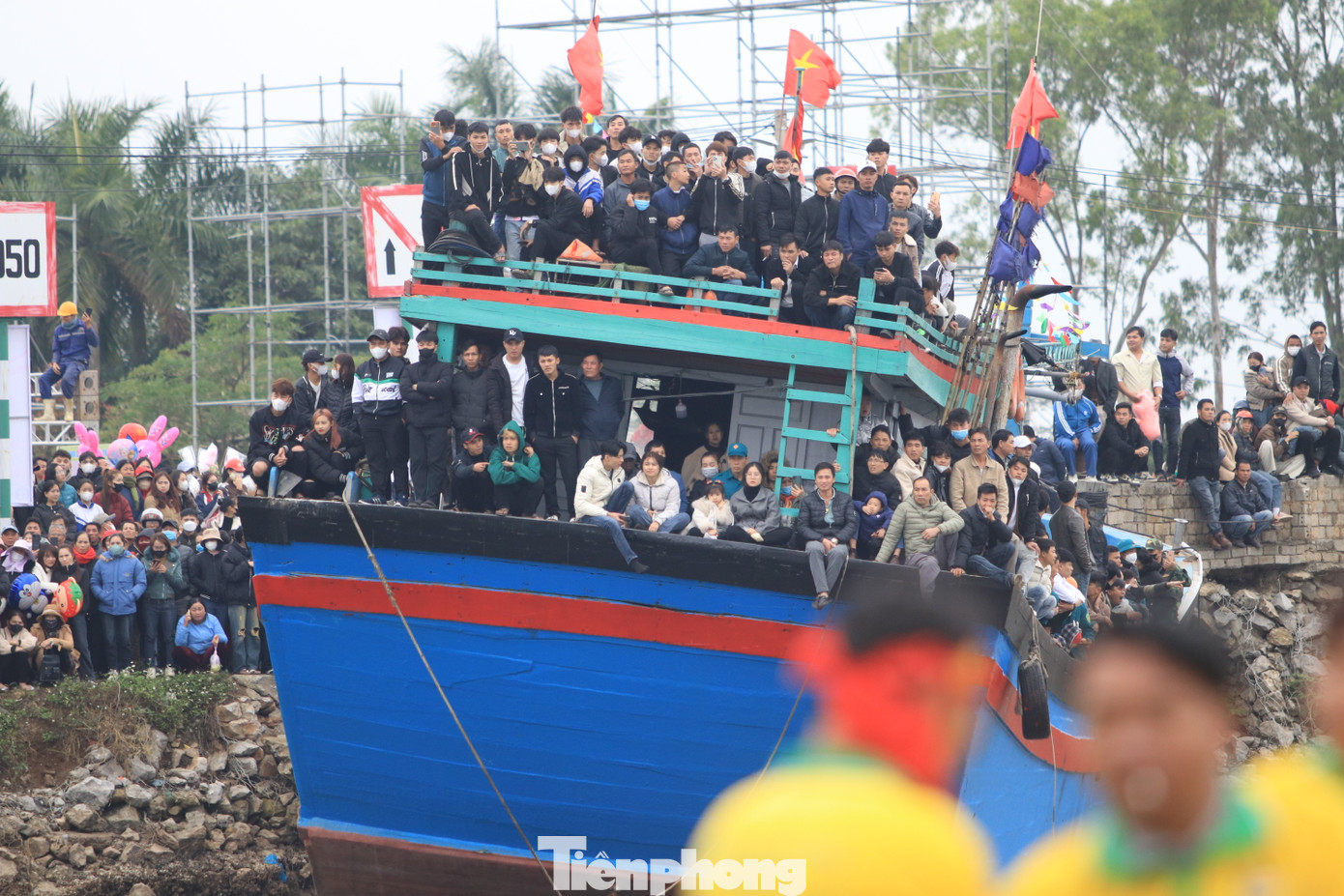 Giải đua thuyền truyền thống được tổ chức vào dịp Lễ hội đền Cờn là dịp để các ngư dân địa phương thể hiện tinh thần đoàn kết và “khoe” hết sức mạnh, kinh nghiệm qua những cuộc đua gay cấn. Giải đua thuyền truyền thống được tổ chức vào dịp Lễ hội đền Cờn là dịp để các ngư dân địa phương thể hiện tinh thần đoàn kết và “khoe” hết sức mạnh, kinh nghiệm qua những cuộc đua gay cấn.