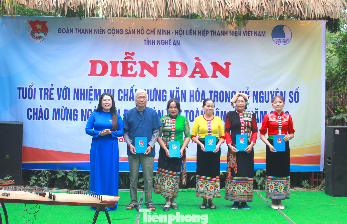 Cũng trong dịp này, Tỉnh Đoàn Nghệ An trao 5 suất quà cho các nghệ nhân ưu tú, CLB bảo tồn phát huy văn hóa dân tộc Thái của huyện Quỳ Châu nhân dịp kỷ niệm ngày Hội đại đoàn kết toàn dân. Cũng trong dịp này, Tỉnh Đoàn Nghệ An trao 5 suất quà cho các nghệ nhân ưu tú, CLB bảo tồn phát huy văn hóa dân tộc Thái của huyện Quỳ Châu nhân dịp kỷ niệm ngày Hội đại đoàn kết toàn dân.