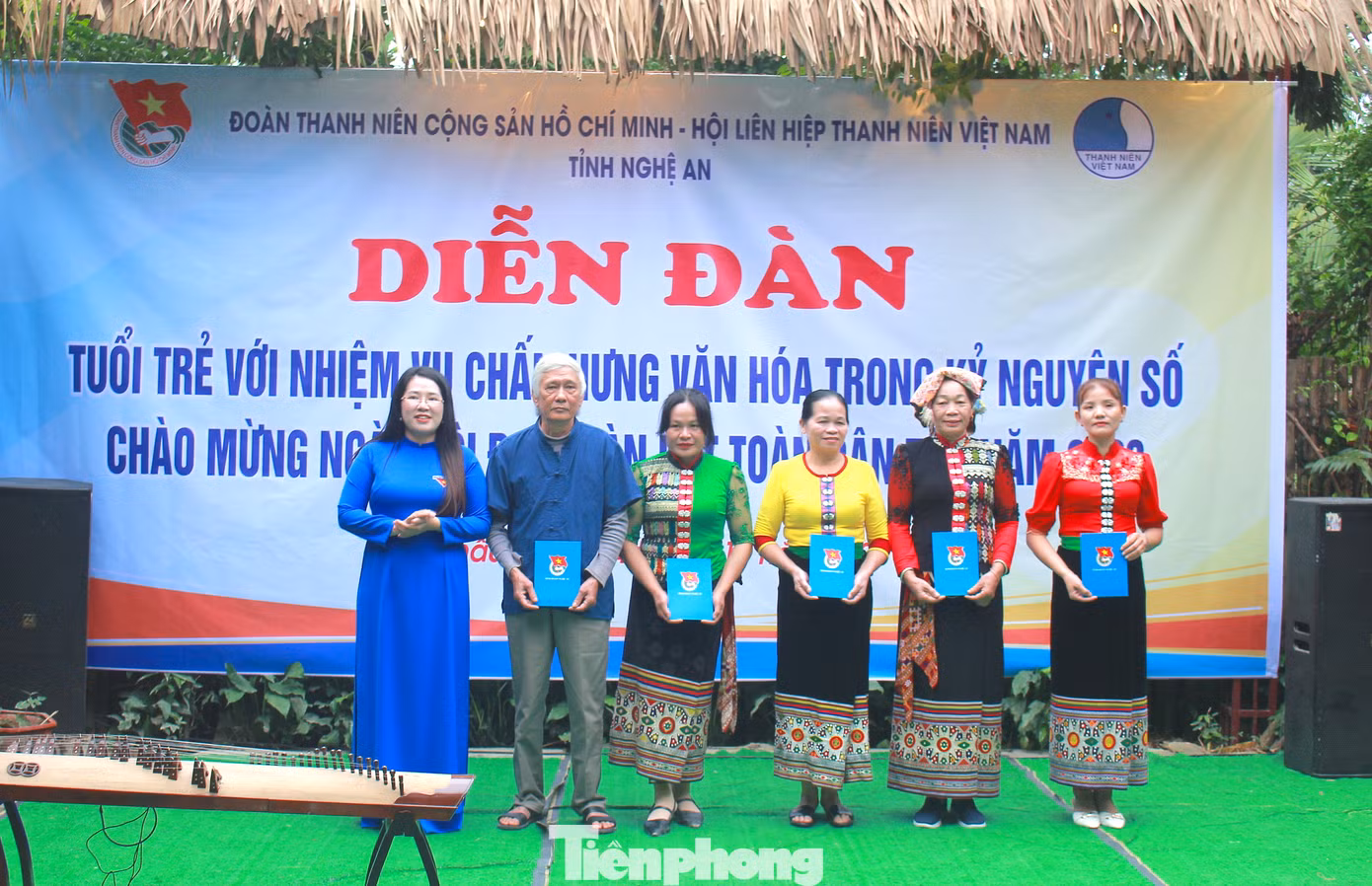 Cũng trong dịp này, Tỉnh Đoàn Nghệ An trao 5 suất quà cho các nghệ nhân ưu tú, CLB bảo tồn phát huy văn hóa dân tộc Thái của huyện Quỳ Châu nhân dịp kỷ niệm ngày Hội đại đoàn kết toàn dân.